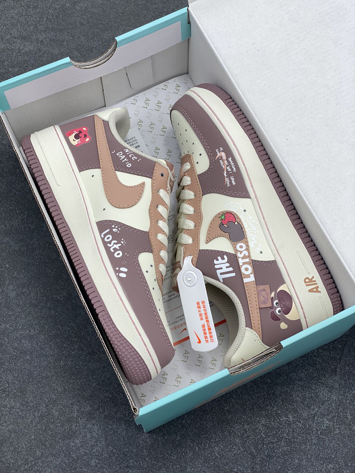 图片[9]-520系列限定 “草莓熊”Nike Air Force 1 “Strawberry Bear”空军一号定制低帮板鞋 草莓熊成为了《玩具总动员3》中最受欢迎的角色之一，草莓熊拥有粉红色的皮肤，搭配绿色的头发，有着圆圆的耳朵、笑歪的嘴巴以及草莓形状的鼻子，毛绒绒的身体、圆鼓鼓的肚子，全身散发着香甜的草莓味 货号：DB3301-551 尺码：36 36.5 37.5 38 38.5 39 40 40.5 41 42 42.5 43 44 44.5 45-选品中心
