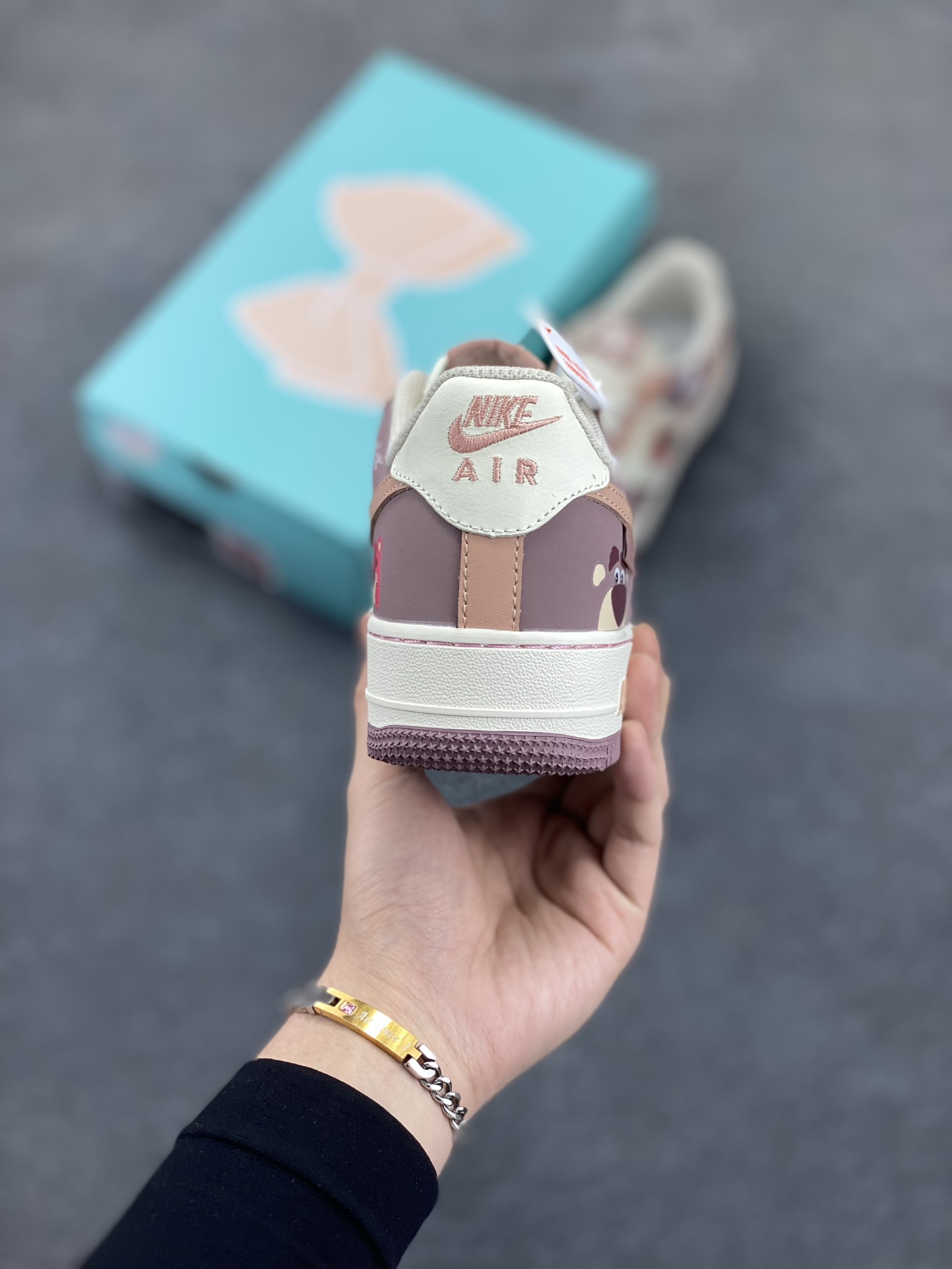 图片[4]-520系列限定 “草莓熊”Nike Air Force 1 “Strawberry Bear”空军一号定制低帮板鞋 草莓熊成为了《玩具总动员3》中最受欢迎的角色之一，草莓熊拥有粉红色的皮肤，搭配绿色的头发，有着圆圆的耳朵、笑歪的嘴巴以及草莓形状的鼻子，毛绒绒的身体、圆鼓鼓的肚子，全身散发着香甜的草莓味 货号：DB3301-551 尺码：36 36.5 37.5 38 38.5 39 40 40.5 41 42 42.5 43 44 44.5 45-选品中心