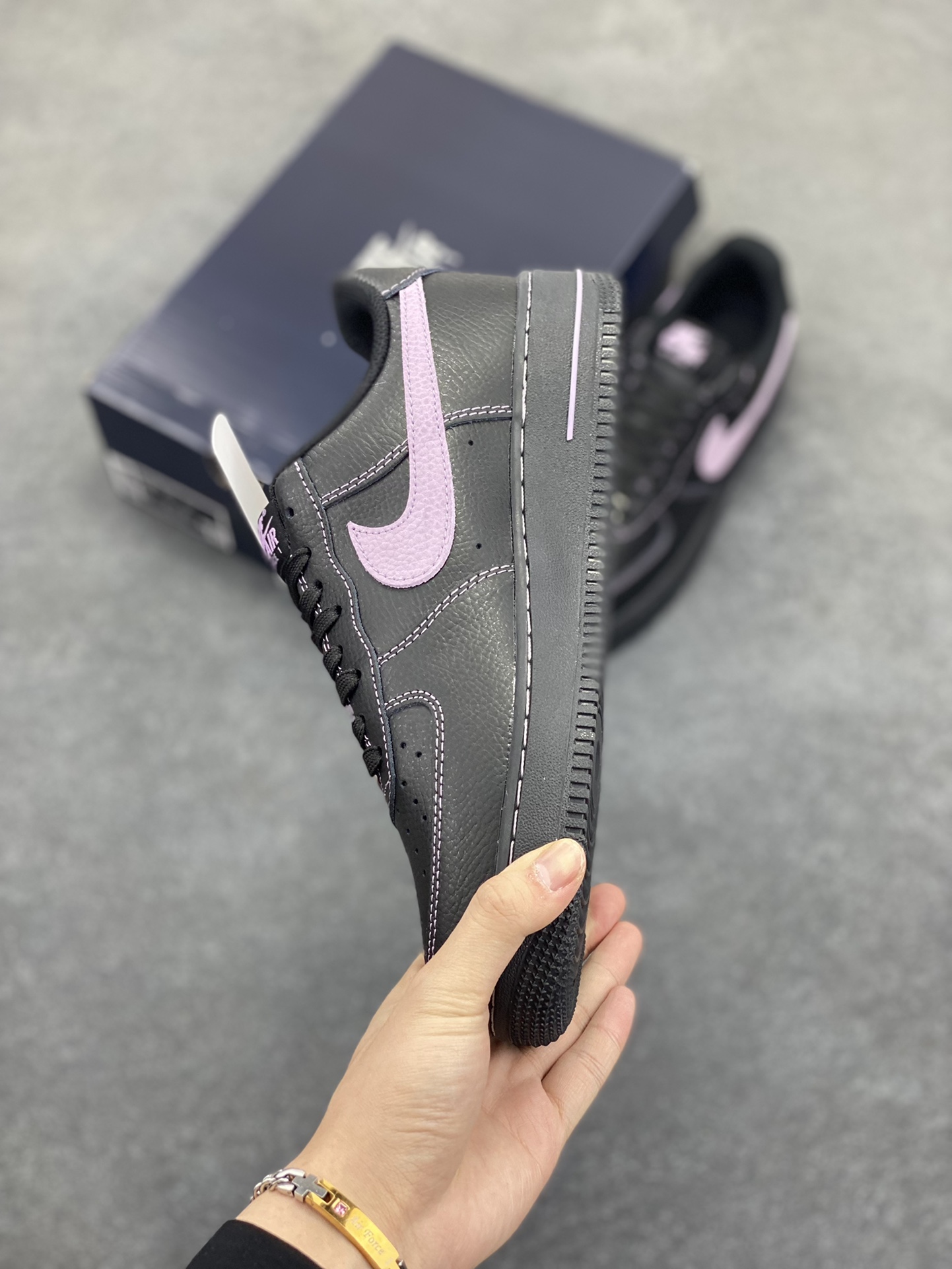 图片[3]-Nike Air Force 1 Low 黑紫 原楦头原纸板 打造纯正空军版型 专注外贸渠道 全掌内置蜂窝气垫 原盒配件 原厂中底钢印、拉帮完美 货号：HQ2037-001 尺码：36 36.5 37.5 38 38.5 39 40 40.5 41 42 42.5 43 44 44.5 45-选品中心