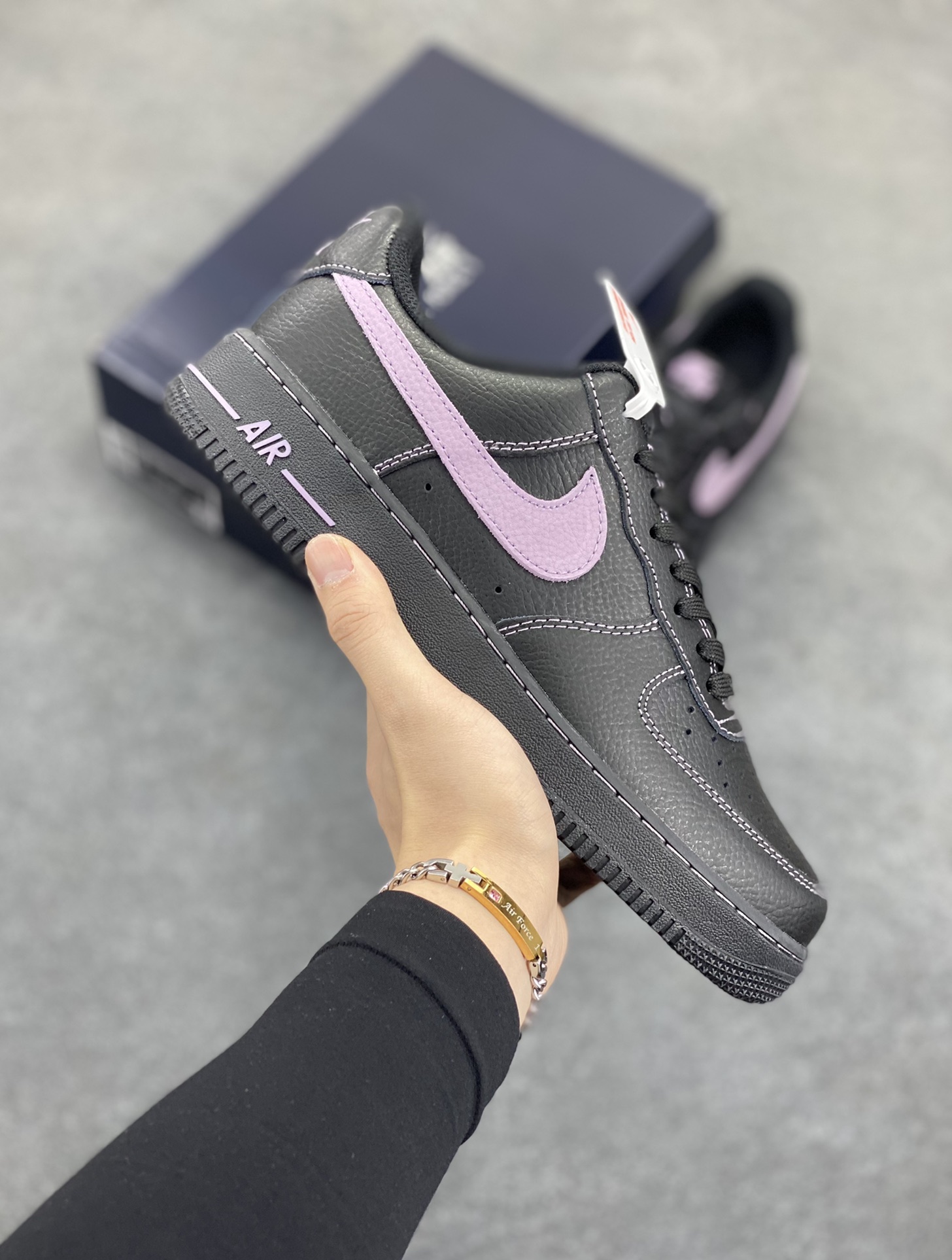 Nike Air Force 1 Low 黑紫 原楦头原纸板 打造纯正空军版型 专注外贸渠道 全掌内置蜂窝气垫 原盒配件 原厂中底钢印、拉帮完美 货号:HQ2037-001 尺码:36 36.5 37.5 38 38.5 39 40 40.5 41 42 42.5 43 44 44.5 45-选品中心