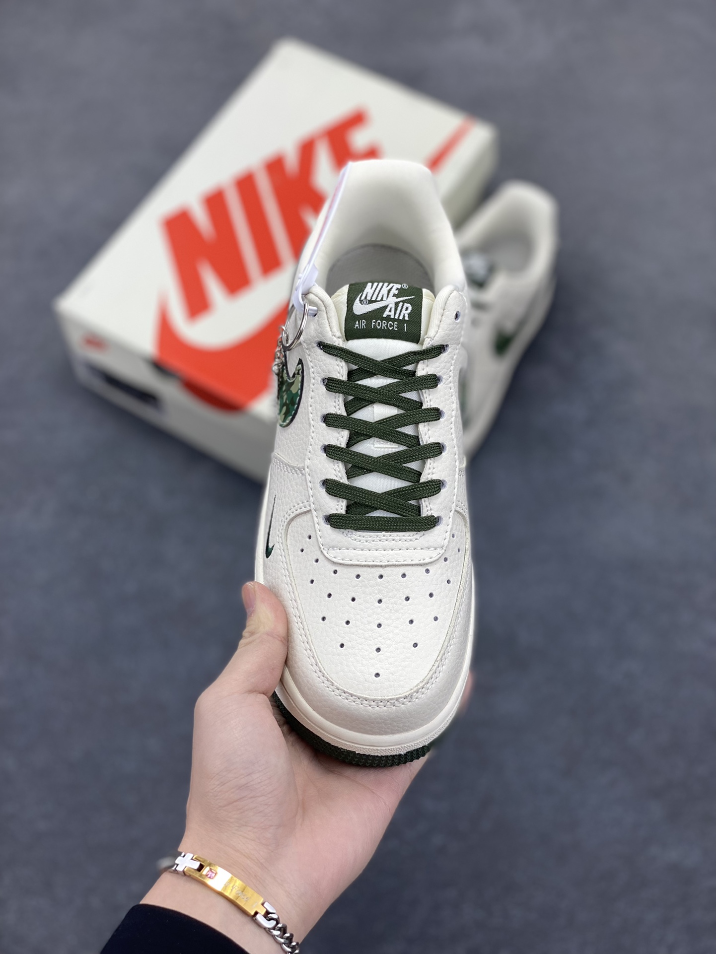 图片[2]-NIke Air Force 1 \’07 Low “Supreme联名——绿迷彩勾”空军一号 低帮 运动鞋 休闲鞋 折边针车 工艺难度大 原楦头原纸板 原装鞋盒 定制五金配件 内置全掌气垫 原厂鞋底 货号：KK1988-069 尺码：36 36.5 37.5 38 38.5 39 40 40.5 41 42 42.5 43 44 44.5 45-选品中心