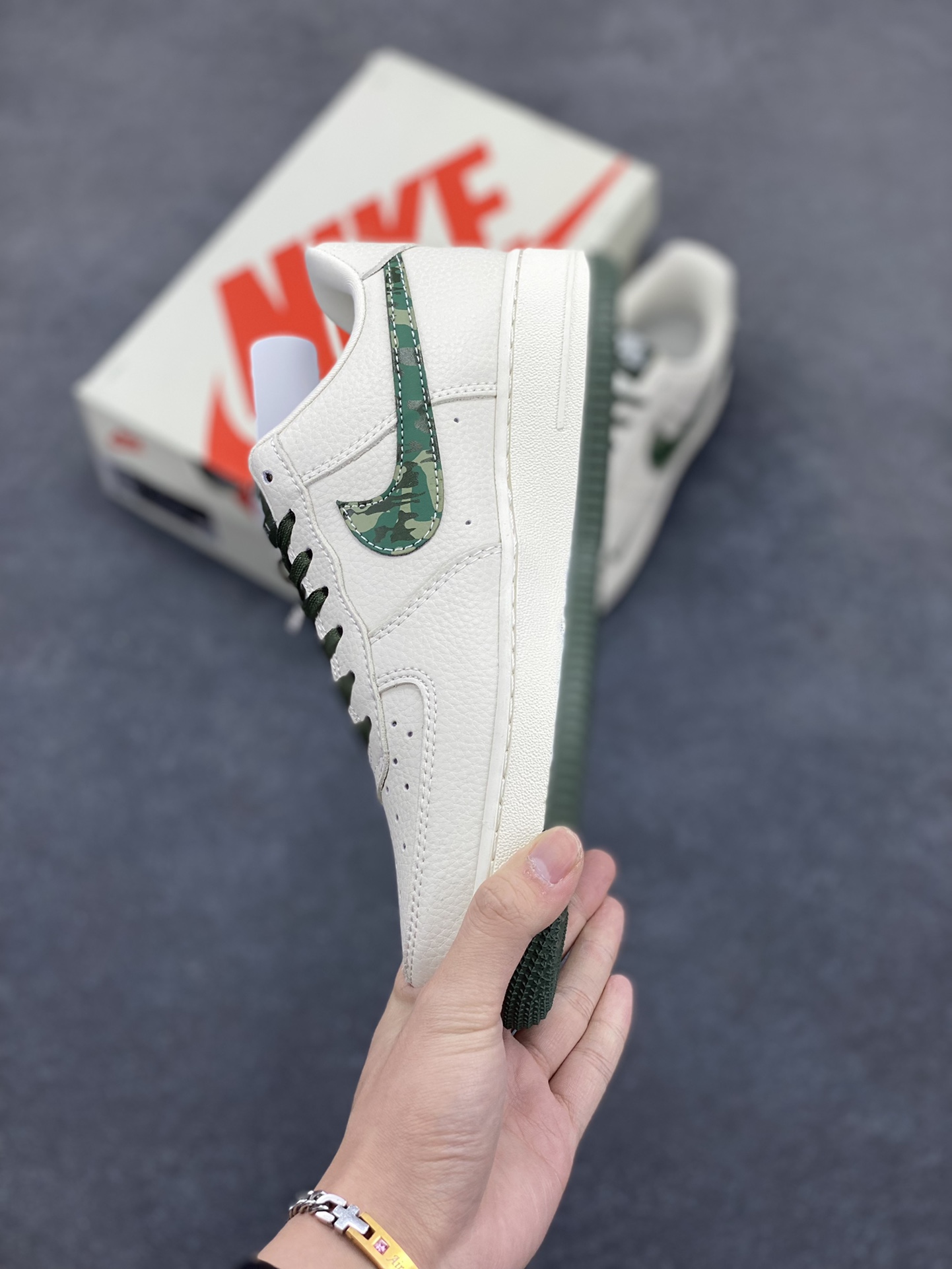 图片[3]-NIke Air Force 1 \’07 Low “Supreme联名——绿迷彩勾”空军一号 低帮 运动鞋 休闲鞋 折边针车 工艺难度大 原楦头原纸板 原装鞋盒 定制五金配件 内置全掌气垫 原厂鞋底 货号：KK1988-069 尺码：36 36.5 37.5 38 38.5 39 40 40.5 41 42 42.5 43 44 44.5 45-选品中心