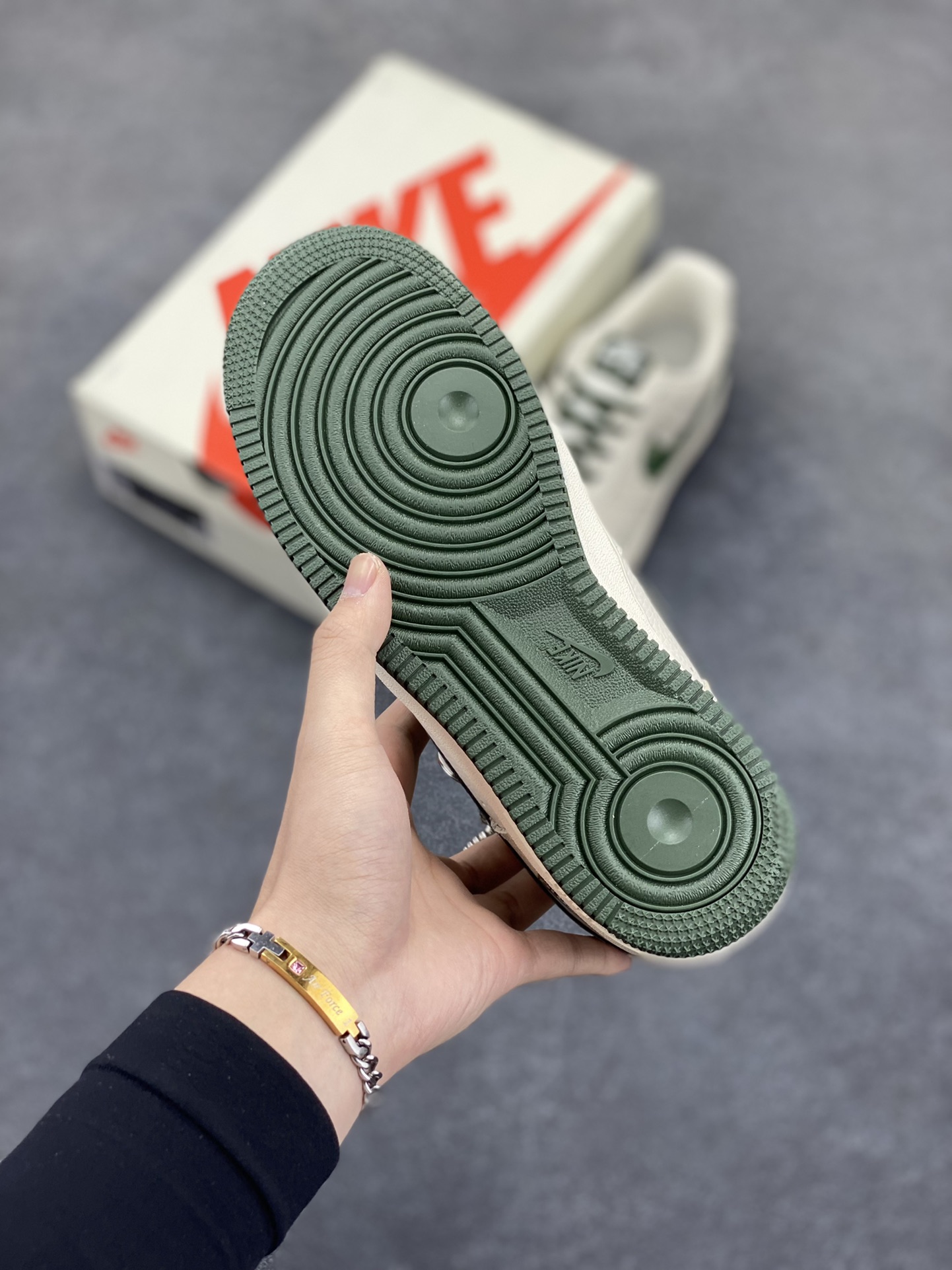 图片[5]-NIke Air Force 1 \’07 Low “Supreme联名——绿迷彩勾”空军一号 低帮 运动鞋 休闲鞋 折边针车 工艺难度大 原楦头原纸板 原装鞋盒 定制五金配件 内置全掌气垫 原厂鞋底 货号：KK1988-069 尺码：36 36.5 37.5 38 38.5 39 40 40.5 41 42 42.5 43 44 44.5 45-选品中心