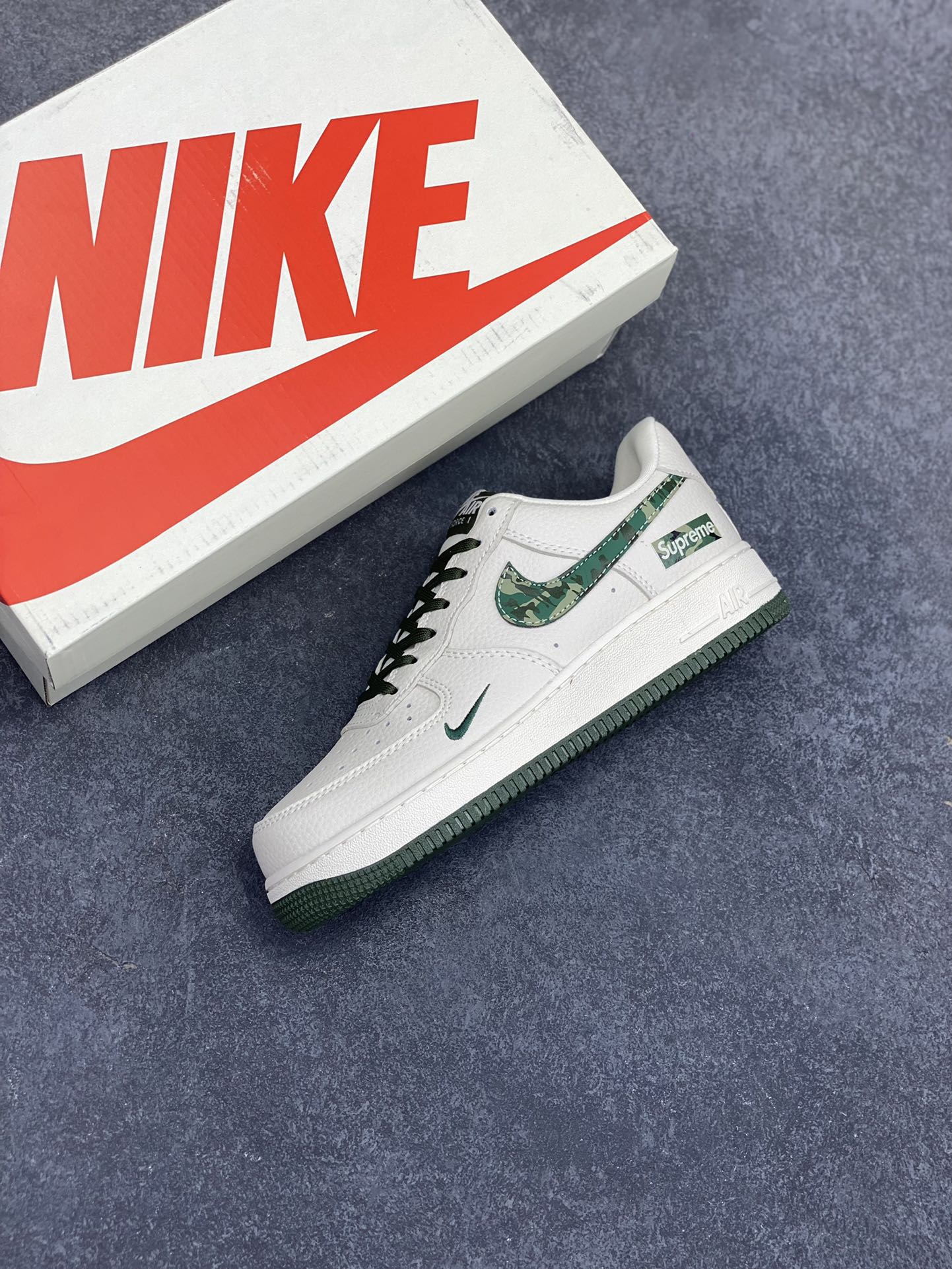 图片[7]-NIke Air Force 1 \’07 Low “Supreme联名——绿迷彩勾”空军一号 低帮 运动鞋 休闲鞋 折边针车 工艺难度大 原楦头原纸板 原装鞋盒 定制五金配件 内置全掌气垫 原厂鞋底 货号：KK1988-069 尺码：36 36.5 37.5 38 38.5 39 40 40.5 41 42 42.5 43 44 44.5 45-选品中心