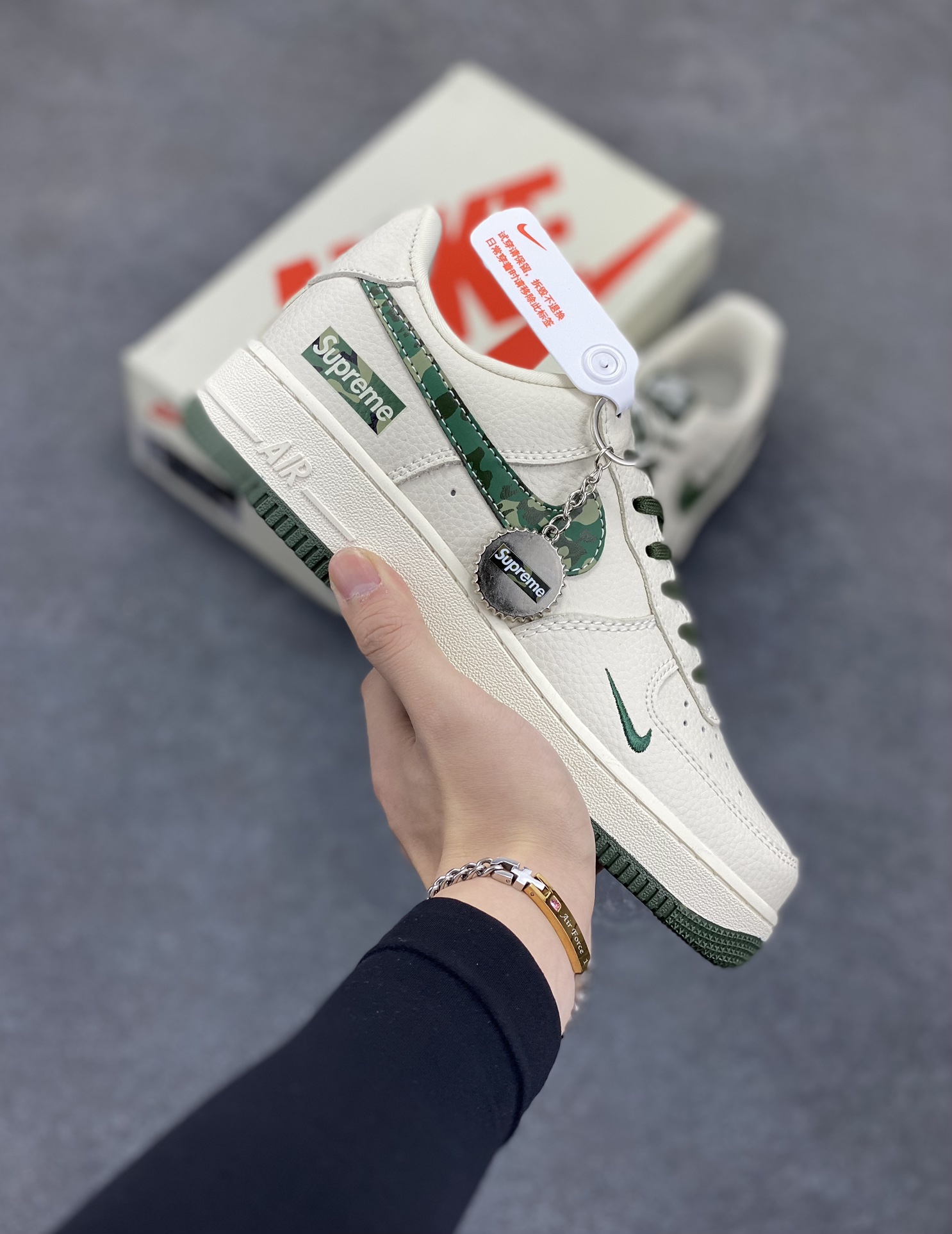 NIke Air Force 1 \’07 Low “Supreme联名——绿迷彩勾”空军一号 低帮 运动鞋 休闲鞋 折边针车 工艺难度大 原楦头原纸板 原装鞋盒 定制五金配件 内置全掌气垫 原厂鞋底 货号:KK1988-069 尺码:36 36.5 37.5 38 38.5 39 40 40.5 41 42 42.5 43 44 44.5 45-选品中心
