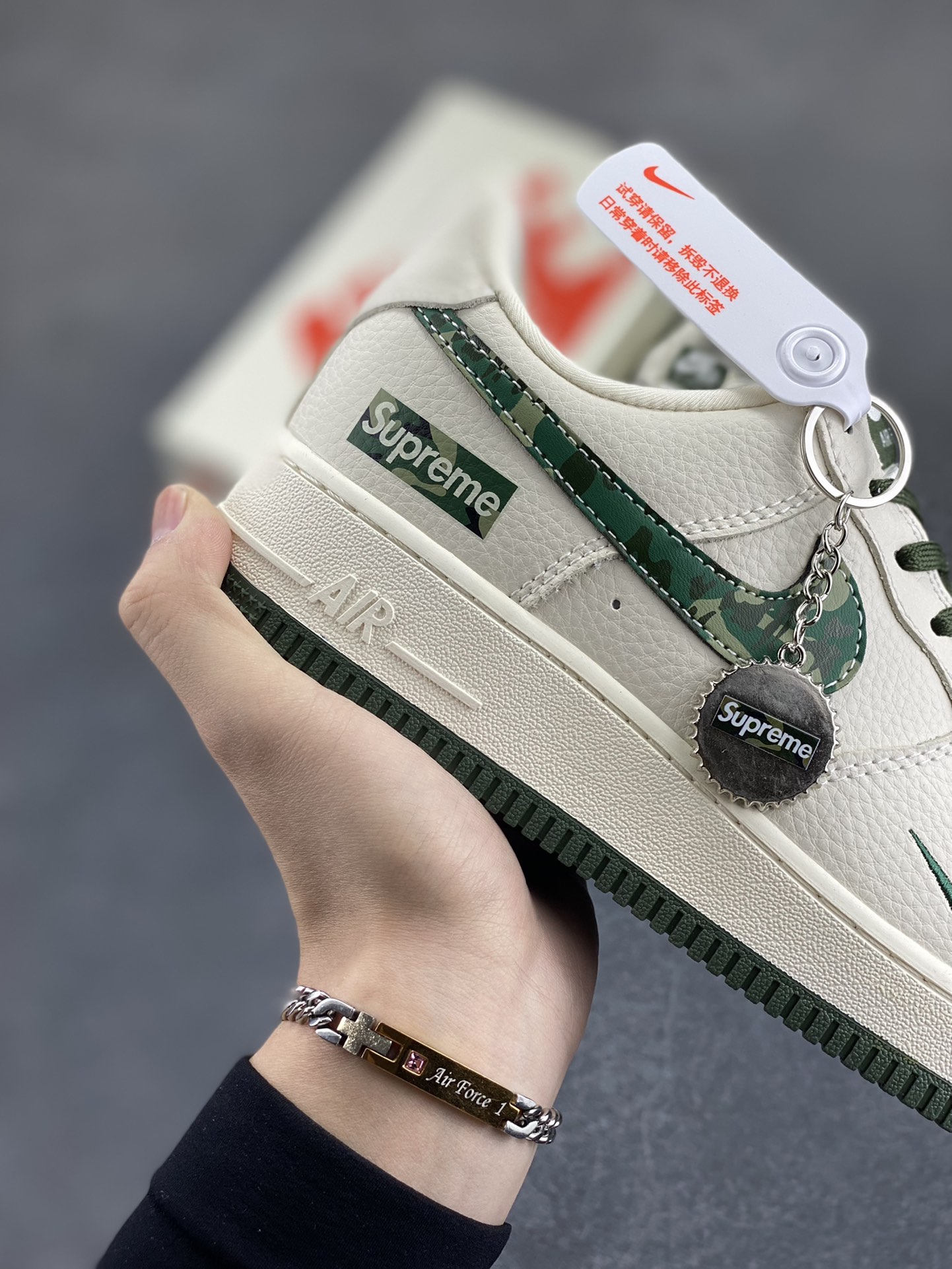 图片[6]-NIke Air Force 1 \’07 Low “Supreme联名——绿迷彩勾”空军一号 低帮 运动鞋 休闲鞋 折边针车 工艺难度大 原楦头原纸板 原装鞋盒 定制五金配件 内置全掌气垫 原厂鞋底 货号：KK1988-069 尺码：36 36.5 37.5 38 38.5 39 40 40.5 41 42 42.5 43 44 44.5 45-选品中心