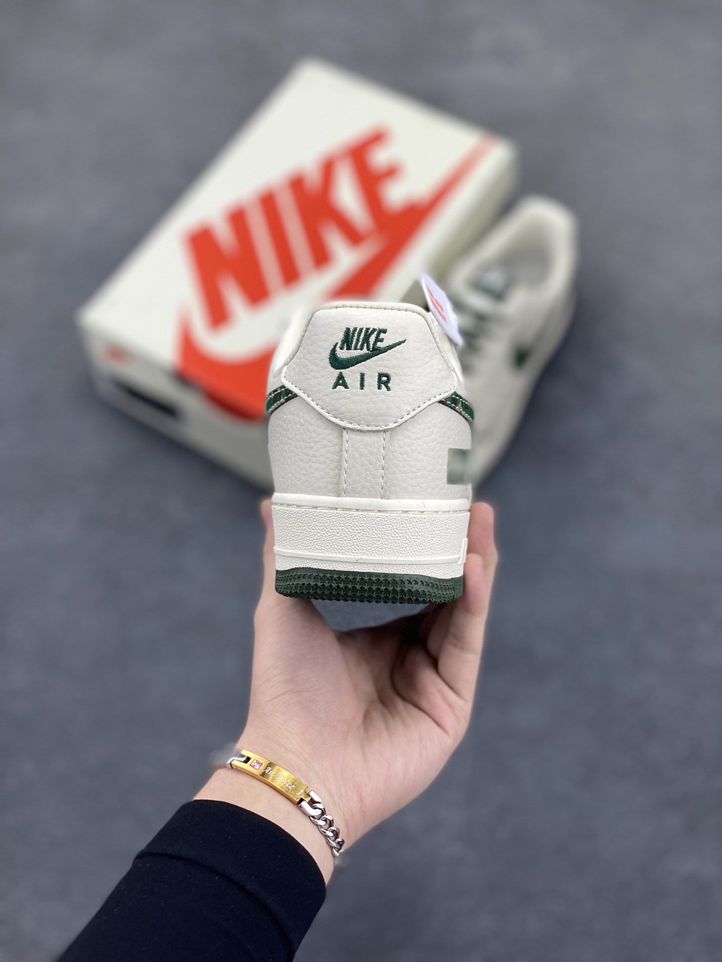 图片[4]-NIke Air Force 1 \’07 Low “Supreme联名——绿迷彩勾”空军一号 低帮 运动鞋 休闲鞋 折边针车 工艺难度大 原楦头原纸板 原装鞋盒 定制五金配件 内置全掌气垫 原厂鞋底 货号：KK1988-069 尺码：36 36.5 37.5 38 38.5 39 40 40.5 41 42 42.5 43 44 44.5 45-选品中心