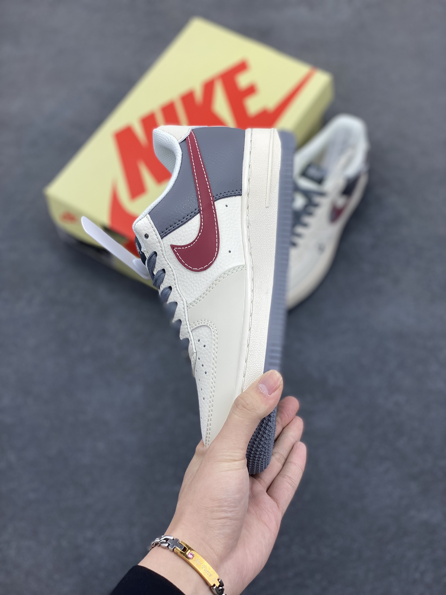 图片[3]-NIke Air Force 1 \’07 Low “斯图西联名——渲染红勾”空军一号 低帮 运动鞋 休闲鞋 折边针车 工艺难度大 原楦头原纸板 原装鞋盒 定制五金配件 内置全掌气垫 原厂鞋底 货号：XS1958-573 尺码：36 36.5 37.5 38 38.5 39 40 40.5 41 42 42.5 43 44 44.5 45-选品中心