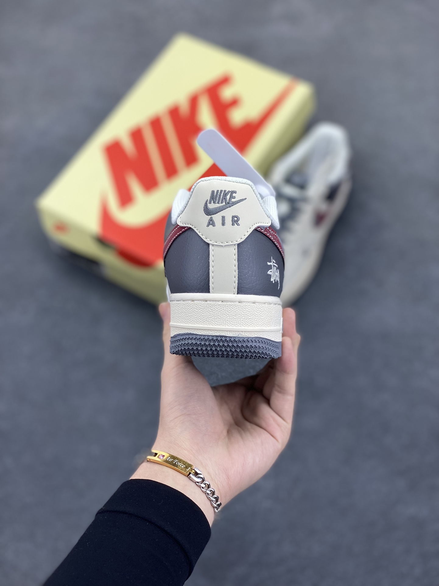 图片[4]-NIke Air Force 1 \’07 Low “斯图西联名——渲染红勾”空军一号 低帮 运动鞋 休闲鞋 折边针车 工艺难度大 原楦头原纸板 原装鞋盒 定制五金配件 内置全掌气垫 原厂鞋底 货号：XS1958-573 尺码：36 36.5 37.5 38 38.5 39 40 40.5 41 42 42.5 43 44 44.5 45-选品中心