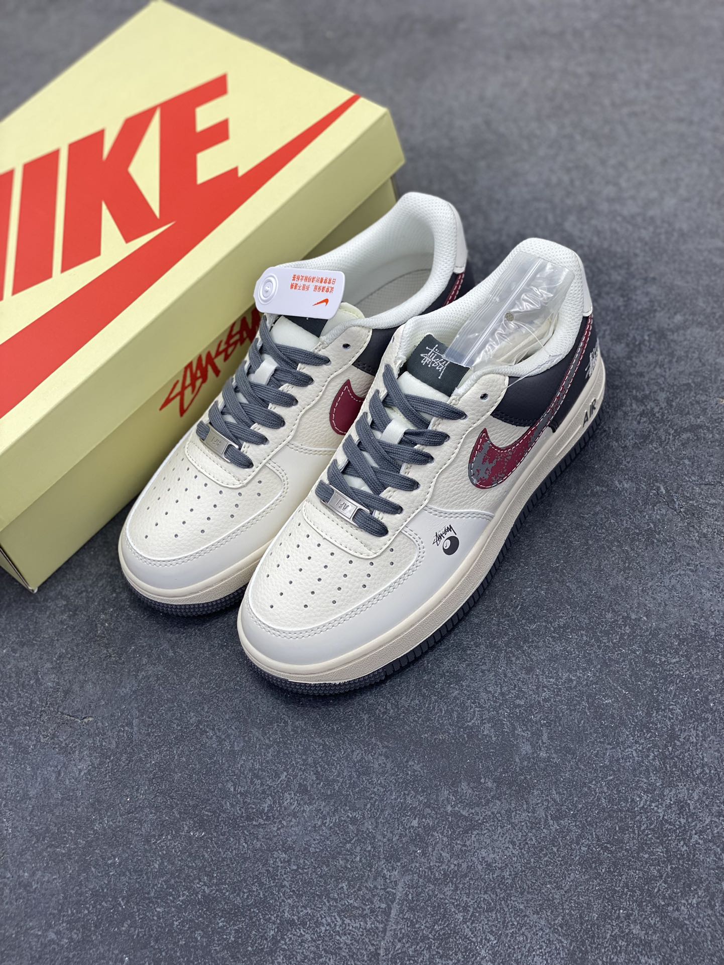图片[8]-NIke Air Force 1 \’07 Low “斯图西联名——渲染红勾”空军一号 低帮 运动鞋 休闲鞋 折边针车 工艺难度大 原楦头原纸板 原装鞋盒 定制五金配件 内置全掌气垫 原厂鞋底 货号：XS1958-573 尺码：36 36.5 37.5 38 38.5 39 40 40.5 41 42 42.5 43 44 44.5 45-选品中心