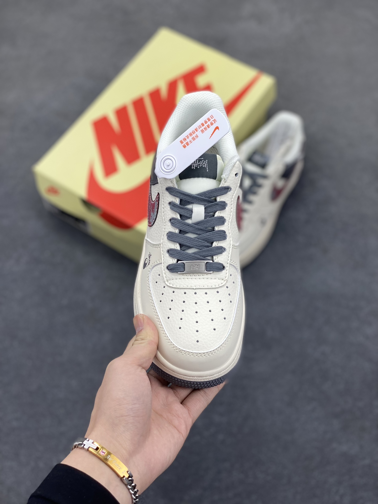 图片[2]-NIke Air Force 1 \’07 Low “斯图西联名——渲染红勾”空军一号 低帮 运动鞋 休闲鞋 折边针车 工艺难度大 原楦头原纸板 原装鞋盒 定制五金配件 内置全掌气垫 原厂鞋底 货号：XS1958-573 尺码：36 36.5 37.5 38 38.5 39 40 40.5 41 42 42.5 43 44 44.5 45-选品中心