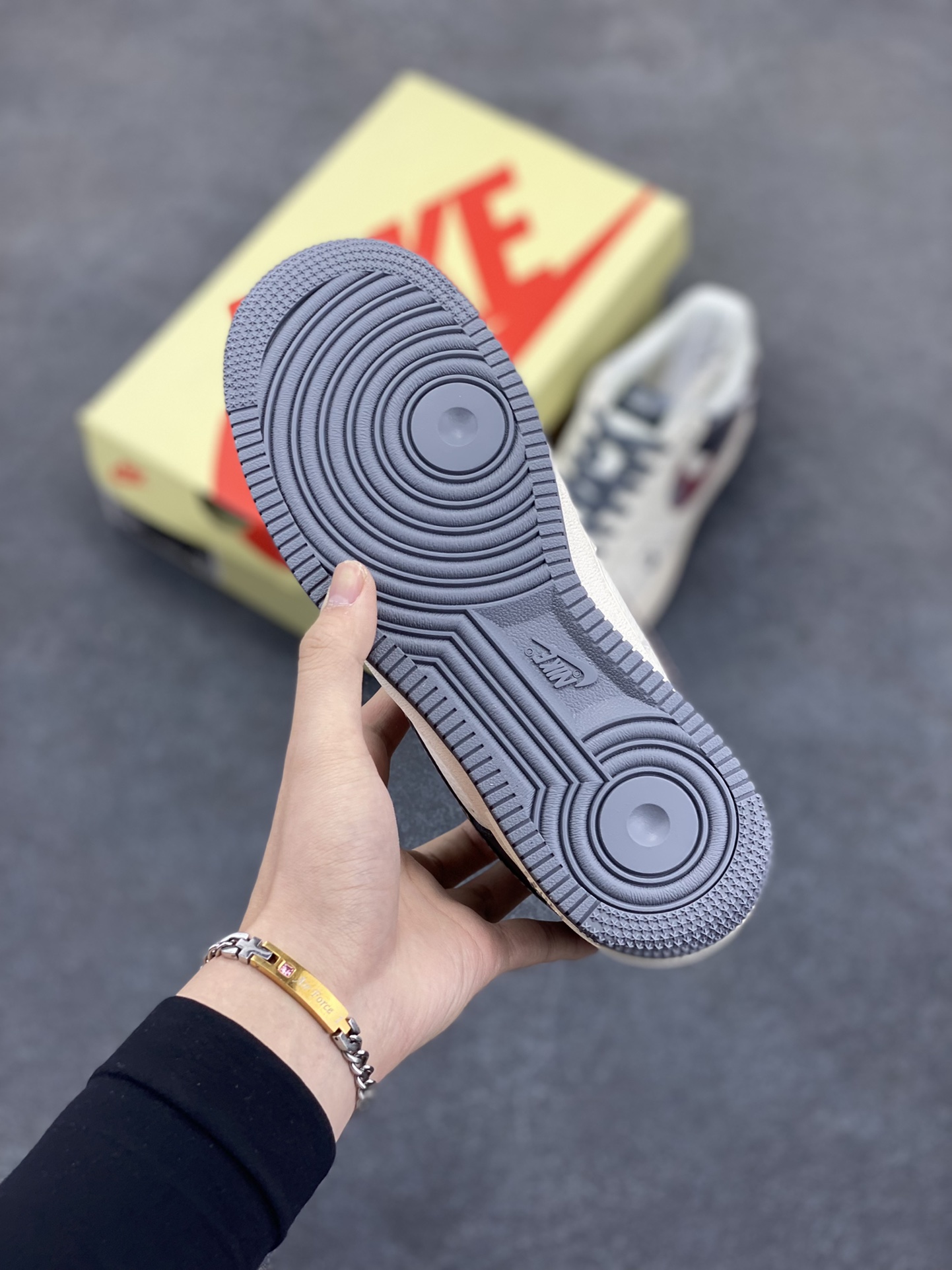 图片[5]-NIke Air Force 1 \’07 Low “斯图西联名——渲染红勾”空军一号 低帮 运动鞋 休闲鞋 折边针车 工艺难度大 原楦头原纸板 原装鞋盒 定制五金配件 内置全掌气垫 原厂鞋底 货号：XS1958-573 尺码：36 36.5 37.5 38 38.5 39 40 40.5 41 42 42.5 43 44 44.5 45-选品中心