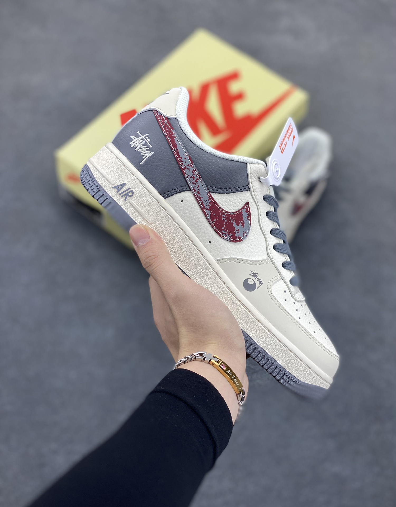 NIke Air Force 1 \’07 Low “斯图西联名——渲染红勾”空军一号 低帮 运动鞋 休闲鞋 折边针车 工艺难度大 原楦头原纸板 原装鞋盒 定制五金配件 内置全掌气垫 原厂鞋底 货号:XS1958-573 尺码:36 36.5 37.5 38 38.5 39 40 40.5 41 42 42.5 43 44 44.5 45-选品中心