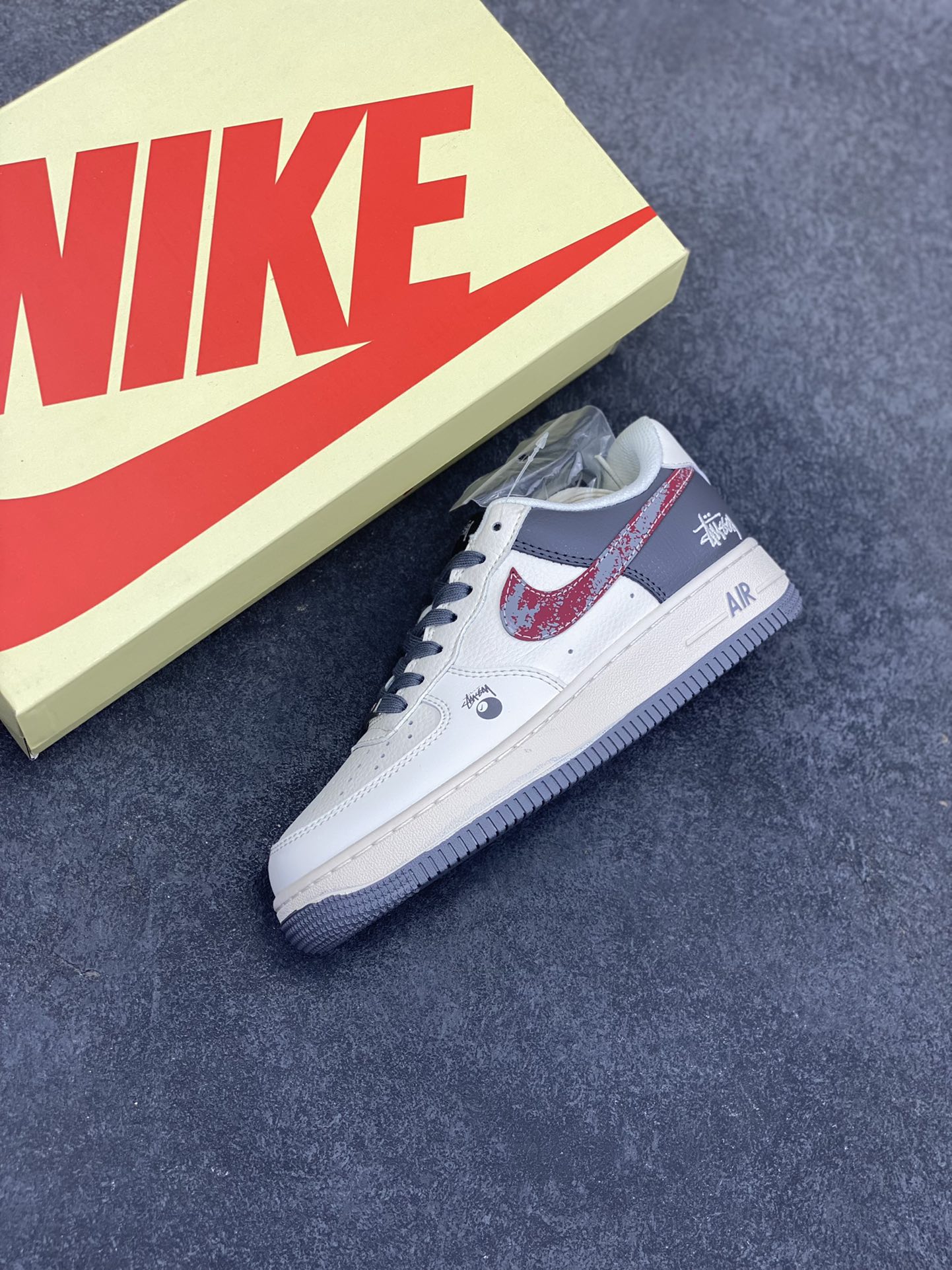 图片[7]-NIke Air Force 1 \’07 Low “斯图西联名——渲染红勾”空军一号 低帮 运动鞋 休闲鞋 折边针车 工艺难度大 原楦头原纸板 原装鞋盒 定制五金配件 内置全掌气垫 原厂鞋底 货号：XS1958-573 尺码：36 36.5 37.5 38 38.5 39 40 40.5 41 42 42.5 43 44 44.5 45-选品中心