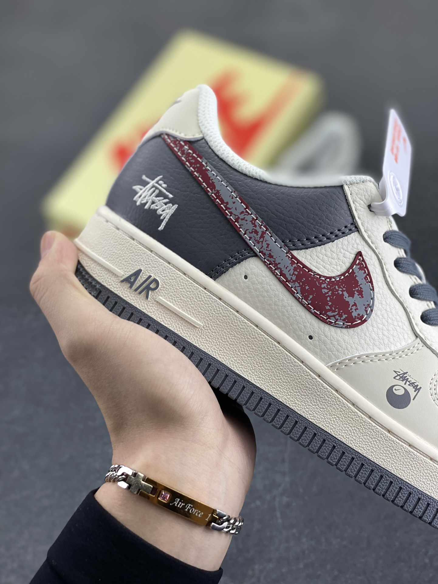 图片[6]-NIke Air Force 1 \’07 Low “斯图西联名——渲染红勾”空军一号 低帮 运动鞋 休闲鞋 折边针车 工艺难度大 原楦头原纸板 原装鞋盒 定制五金配件 内置全掌气垫 原厂鞋底 货号：XS1958-573 尺码：36 36.5 37.5 38 38.5 39 40 40.5 41 42 42.5 43 44 44.5 45-选品中心