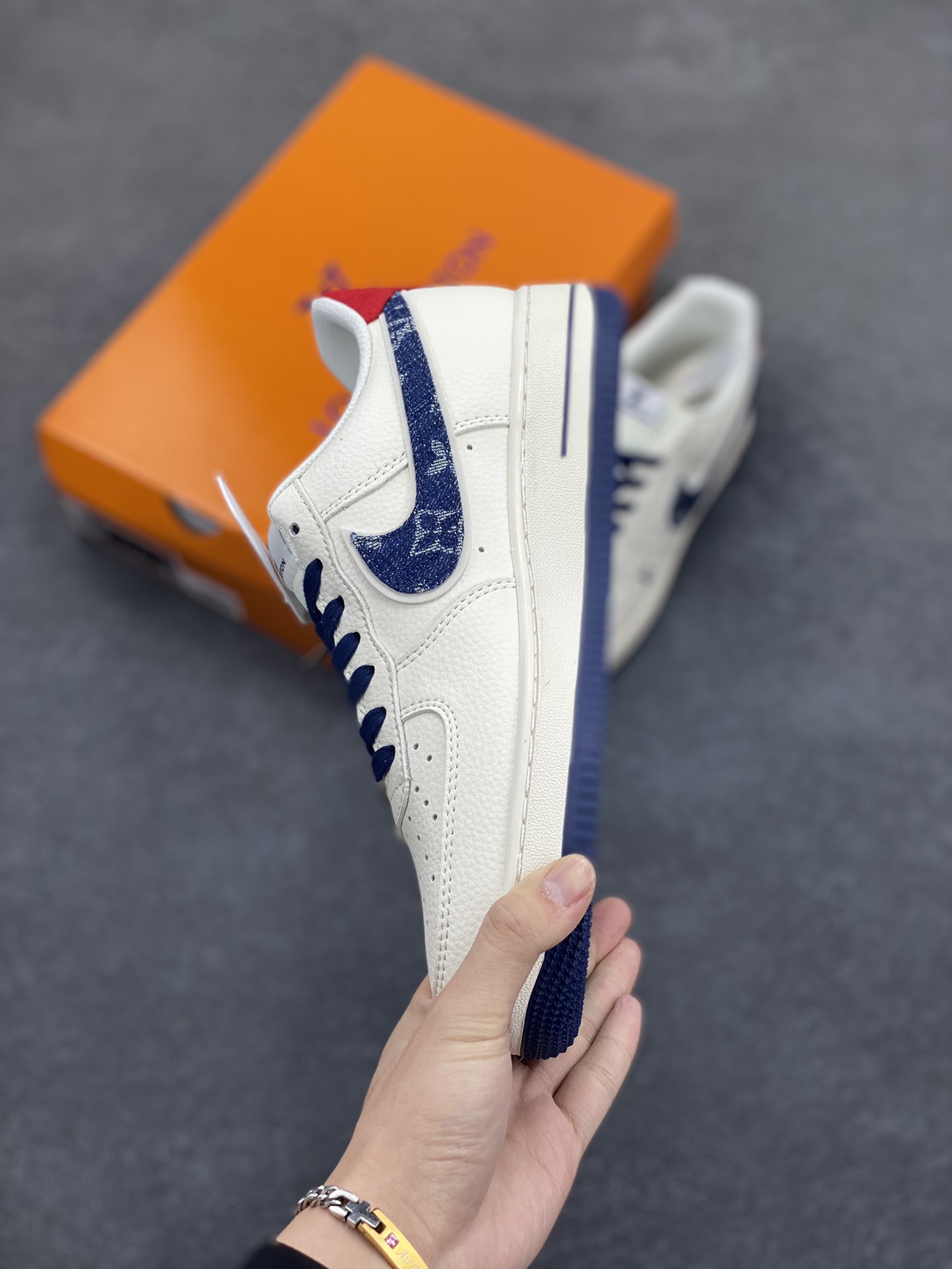 图片[3]-NIke Air Force 1 \’07 Low “LV联名——蓝牛仔勾”空军一号 低帮 运动鞋 休闲鞋 折边针车 工艺难度大 原楦头原纸板 原装鞋盒 定制五金配件 内置全掌气垫 原厂鞋底 货号：XX3168-128 尺码：36 36.5 37.5 38 38.5 39 40 40.5 41 42 42.5 43 44 44.5 45-选品中心