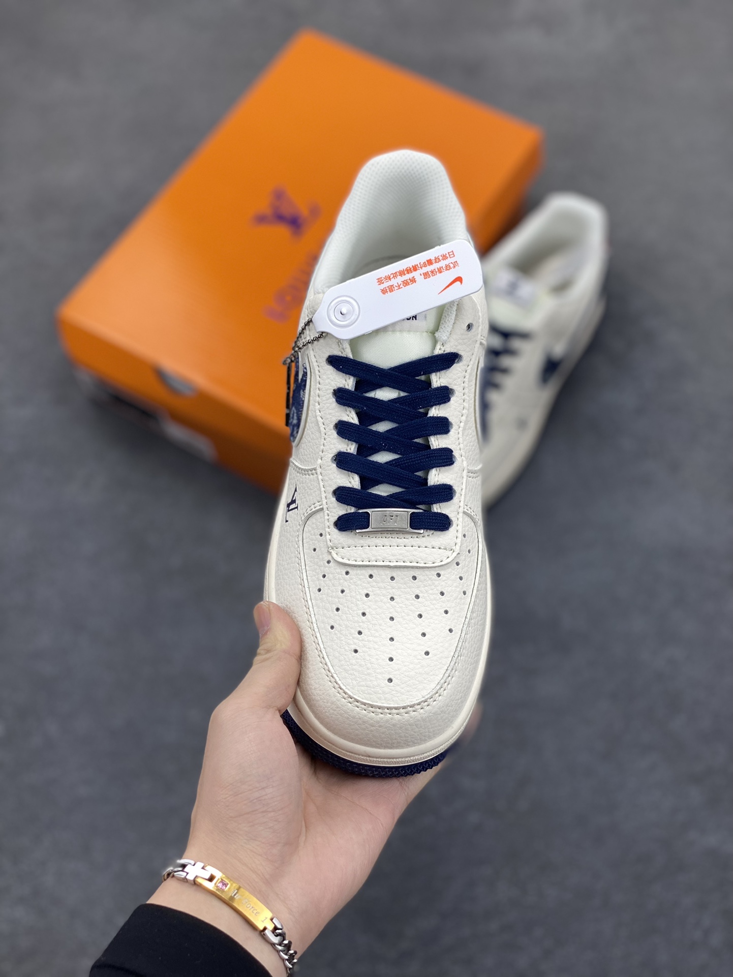 图片[2]-NIke Air Force 1 \’07 Low “LV联名——蓝牛仔勾”空军一号 低帮 运动鞋 休闲鞋 折边针车 工艺难度大 原楦头原纸板 原装鞋盒 定制五金配件 内置全掌气垫 原厂鞋底 货号：XX3168-128 尺码：36 36.5 37.5 38 38.5 39 40 40.5 41 42 42.5 43 44 44.5 45-选品中心