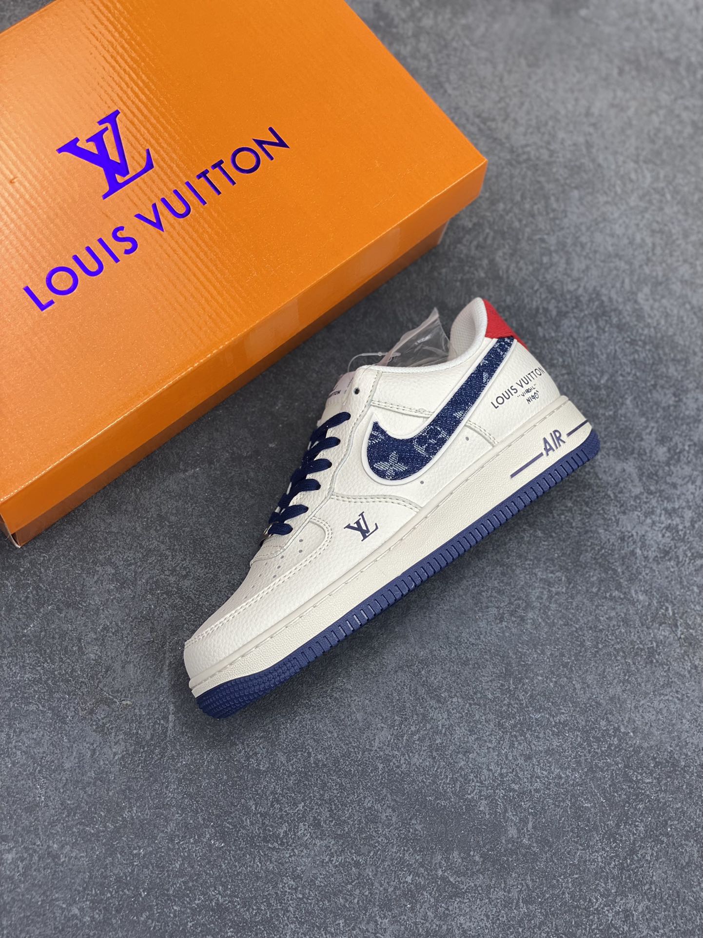 图片[7]-NIke Air Force 1 \’07 Low “LV联名——蓝牛仔勾”空军一号 低帮 运动鞋 休闲鞋 折边针车 工艺难度大 原楦头原纸板 原装鞋盒 定制五金配件 内置全掌气垫 原厂鞋底 货号：XX3168-128 尺码：36 36.5 37.5 38 38.5 39 40 40.5 41 42 42.5 43 44 44.5 45-选品中心