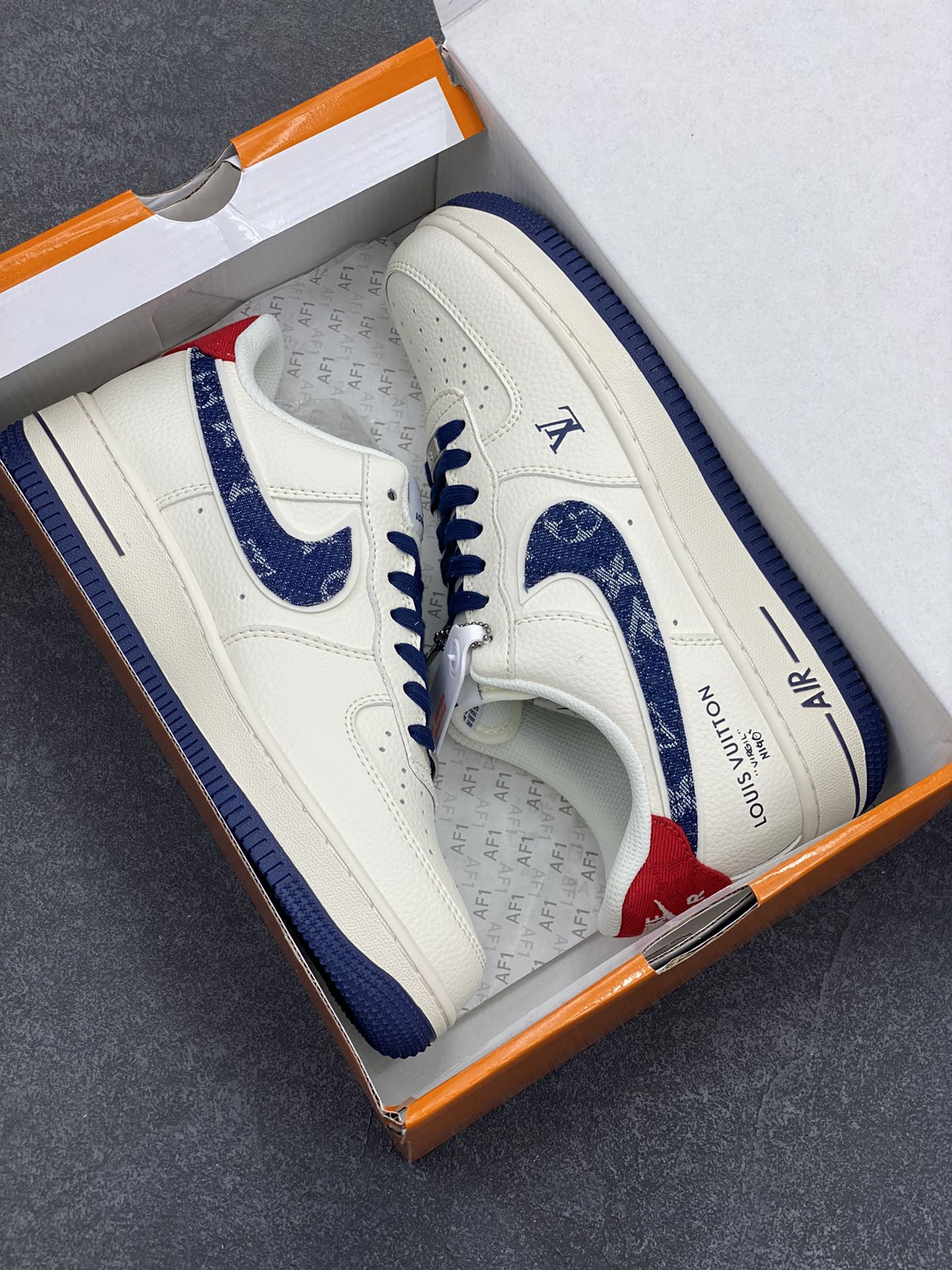 图片[9]-NIke Air Force 1 \’07 Low “LV联名——蓝牛仔勾”空军一号 低帮 运动鞋 休闲鞋 折边针车 工艺难度大 原楦头原纸板 原装鞋盒 定制五金配件 内置全掌气垫 原厂鞋底 货号：XX3168-128 尺码：36 36.5 37.5 38 38.5 39 40 40.5 41 42 42.5 43 44 44.5 45-选品中心