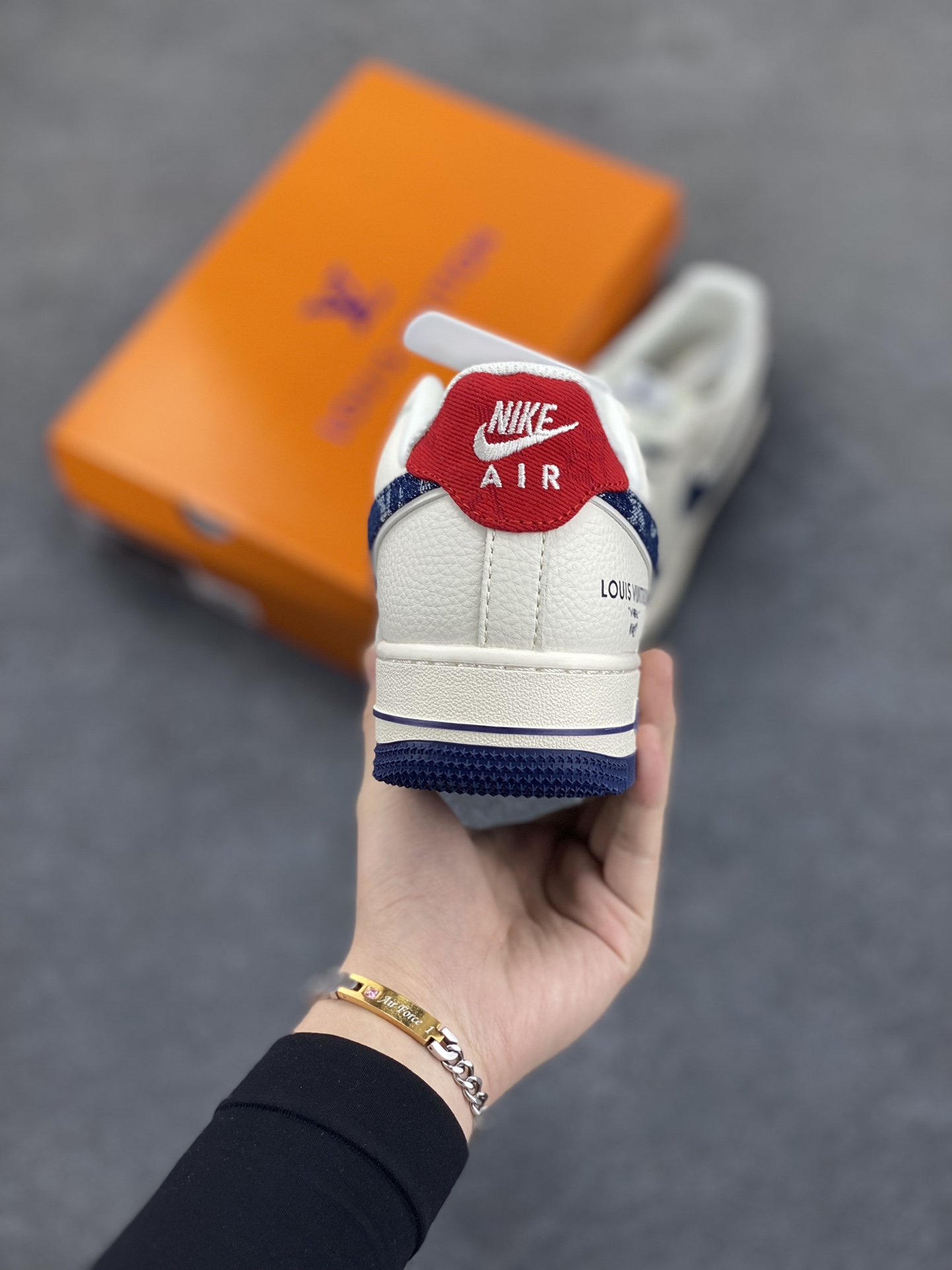 图片[4]-NIke Air Force 1 \’07 Low “LV联名——蓝牛仔勾”空军一号 低帮 运动鞋 休闲鞋 折边针车 工艺难度大 原楦头原纸板 原装鞋盒 定制五金配件 内置全掌气垫 原厂鞋底 货号：XX3168-128 尺码：36 36.5 37.5 38 38.5 39 40 40.5 41 42 42.5 43 44 44.5 45-选品中心