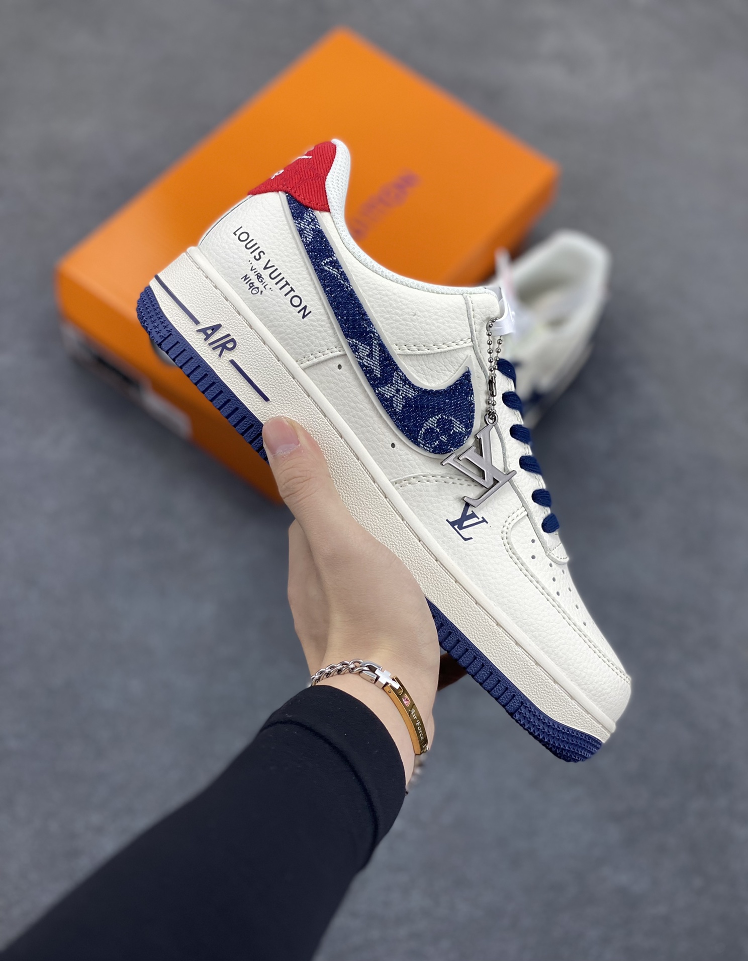 NIke Air Force 1 \’07 Low “LV联名——蓝牛仔勾”空军一号 低帮 运动鞋 休闲鞋 折边针车 工艺难度大 原楦头原纸板 原装鞋盒 定制五金配件 内置全掌气垫 原厂鞋底 货号:XX3168-128 尺码:36 36.5 37.5 38 38.5 39 40 40.5 41 42 42.5 43 44 44.5 45-选品中心
