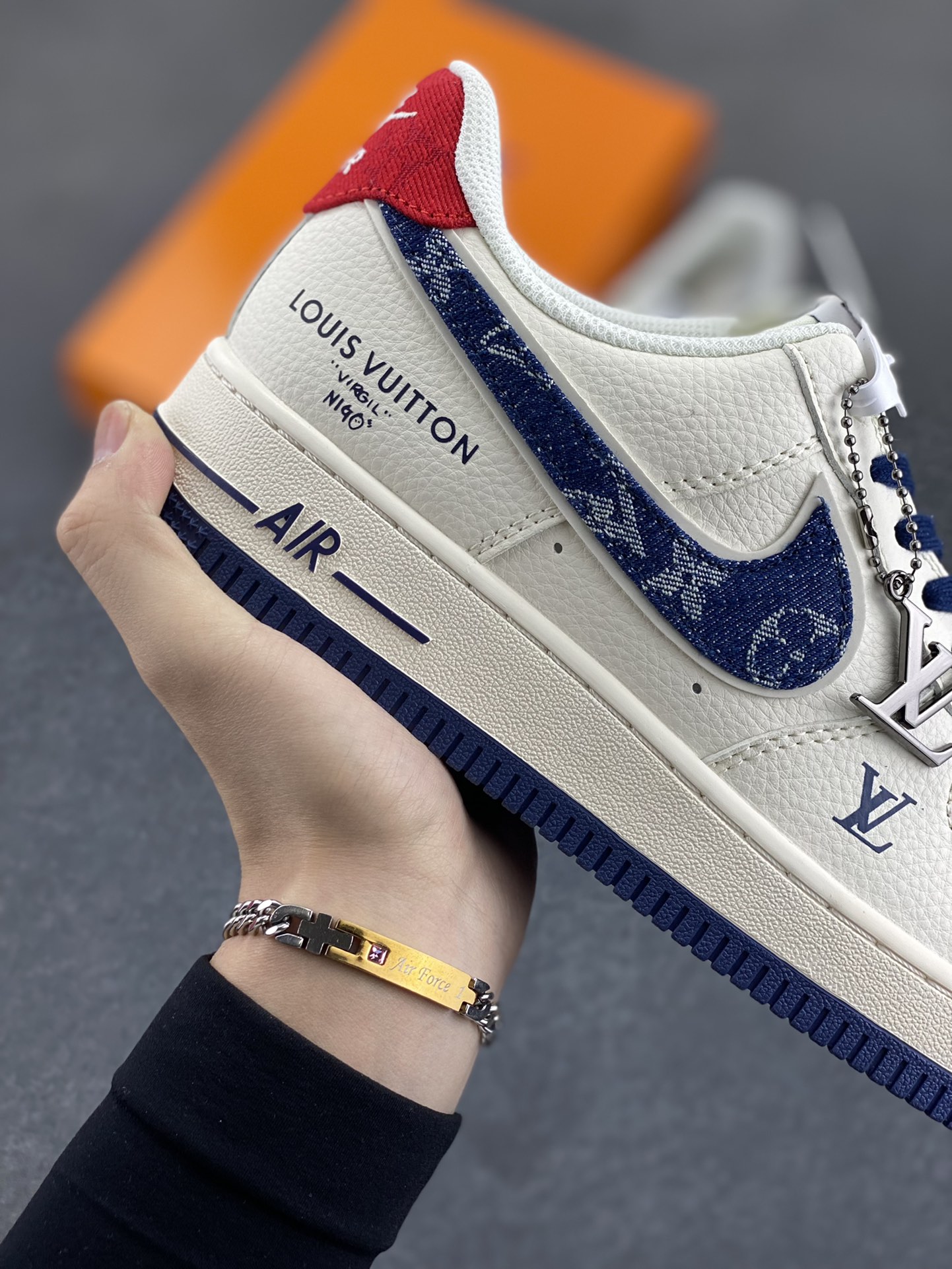 图片[6]-NIke Air Force 1 \’07 Low “LV联名——蓝牛仔勾”空军一号 低帮 运动鞋 休闲鞋 折边针车 工艺难度大 原楦头原纸板 原装鞋盒 定制五金配件 内置全掌气垫 原厂鞋底 货号：XX3168-128 尺码：36 36.5 37.5 38 38.5 39 40 40.5 41 42 42.5 43 44 44.5 45-选品中心