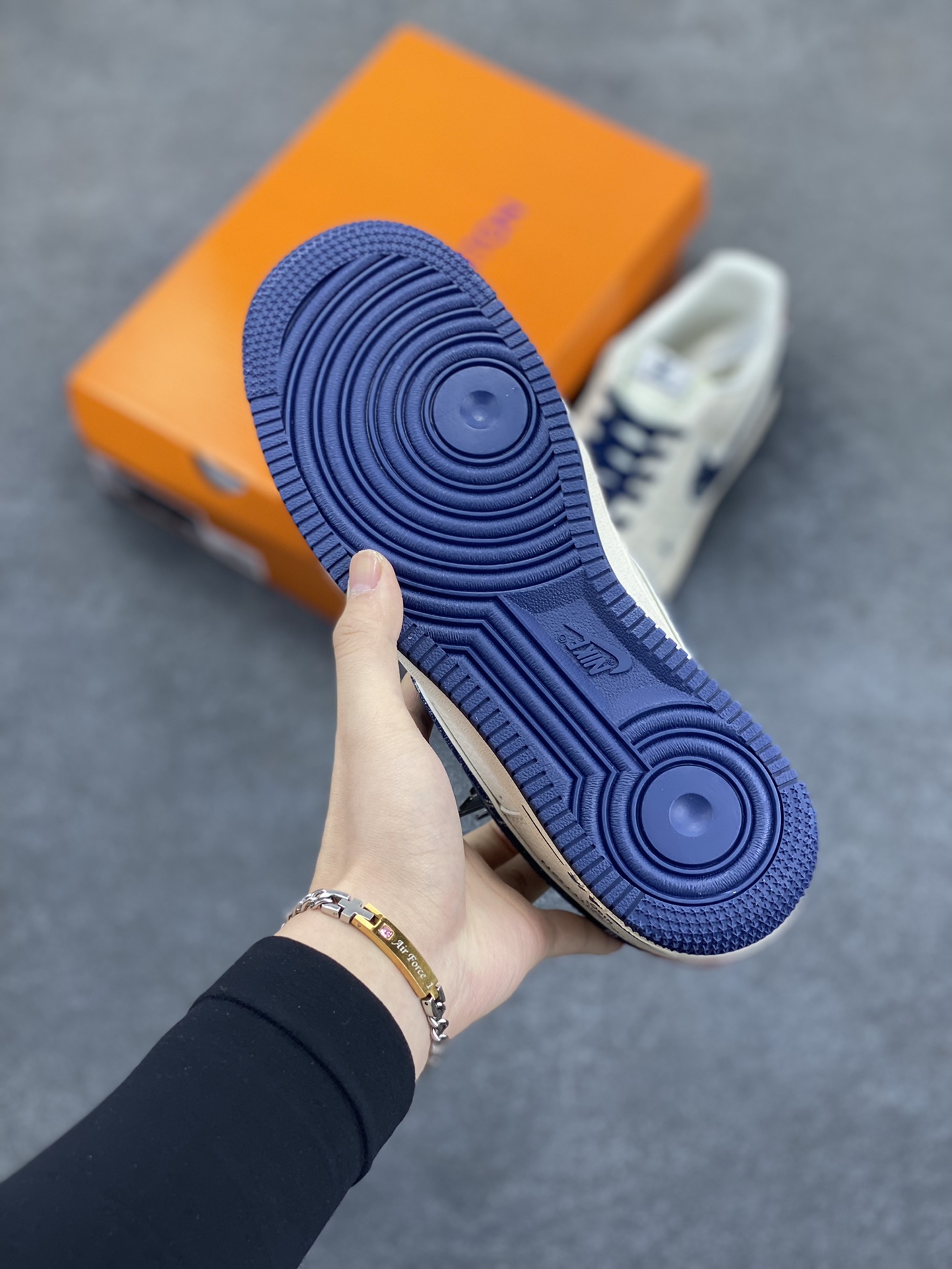 图片[5]-NIke Air Force 1 \’07 Low “LV联名——蓝牛仔勾”空军一号 低帮 运动鞋 休闲鞋 折边针车 工艺难度大 原楦头原纸板 原装鞋盒 定制五金配件 内置全掌气垫 原厂鞋底 货号：XX3168-128 尺码：36 36.5 37.5 38 38.5 39 40 40.5 41 42 42.5 43 44 44.5 45-选品中心