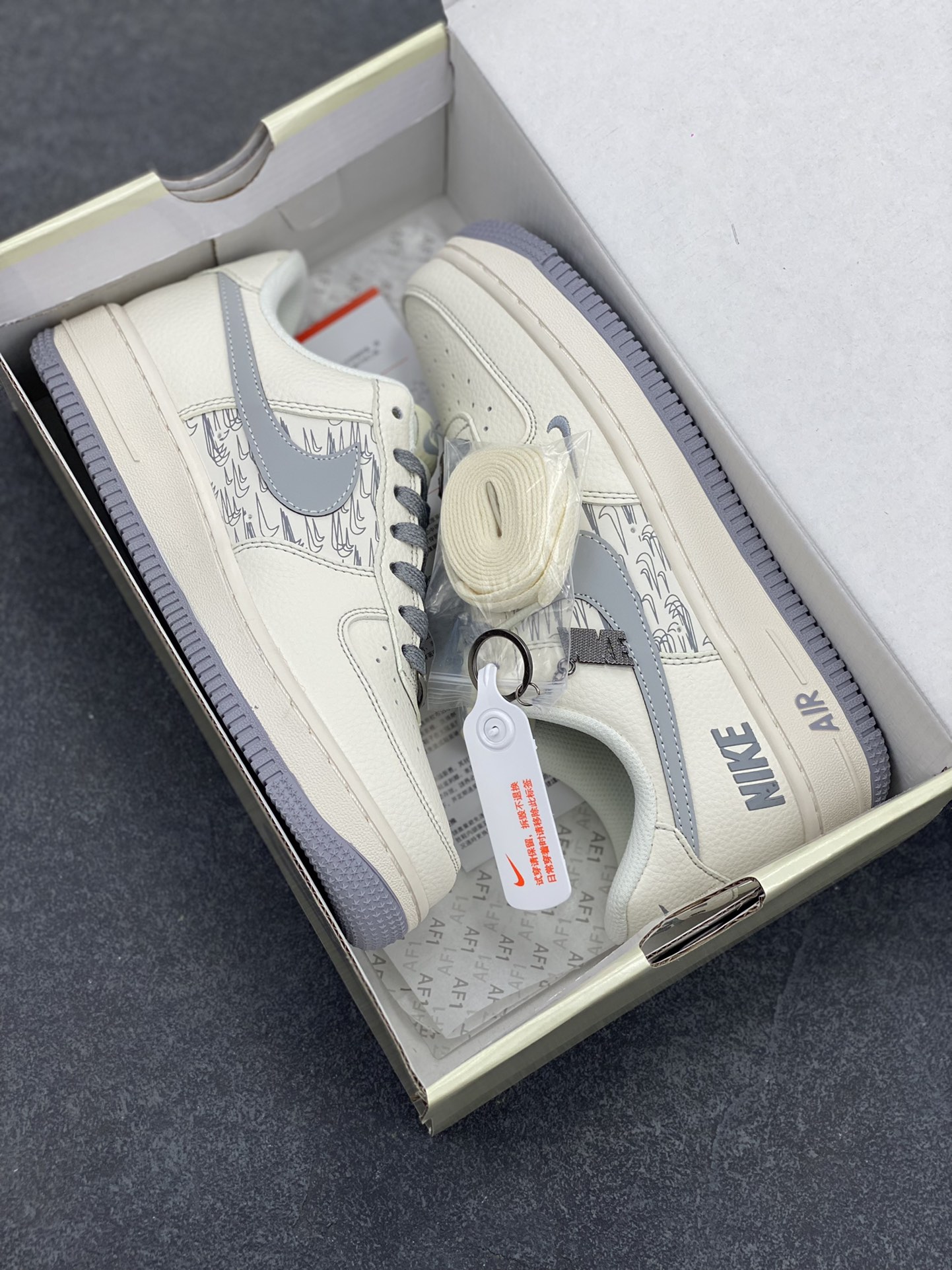 图片[9]-NIke Air Force 1 \’07 Low “NIKE联名——米灰重影勾”空军一号 低帮 运动鞋 休闲鞋 折边针车 工艺难度大 原楦头原纸板 原装鞋盒 定制五金配件 内置全掌气垫 原厂鞋底 货号：HH7518-070 尺码：36 36.5 37.5 38 38.5 39 40 40.5 41 42 42.5 43 44 44.5 45-选品中心