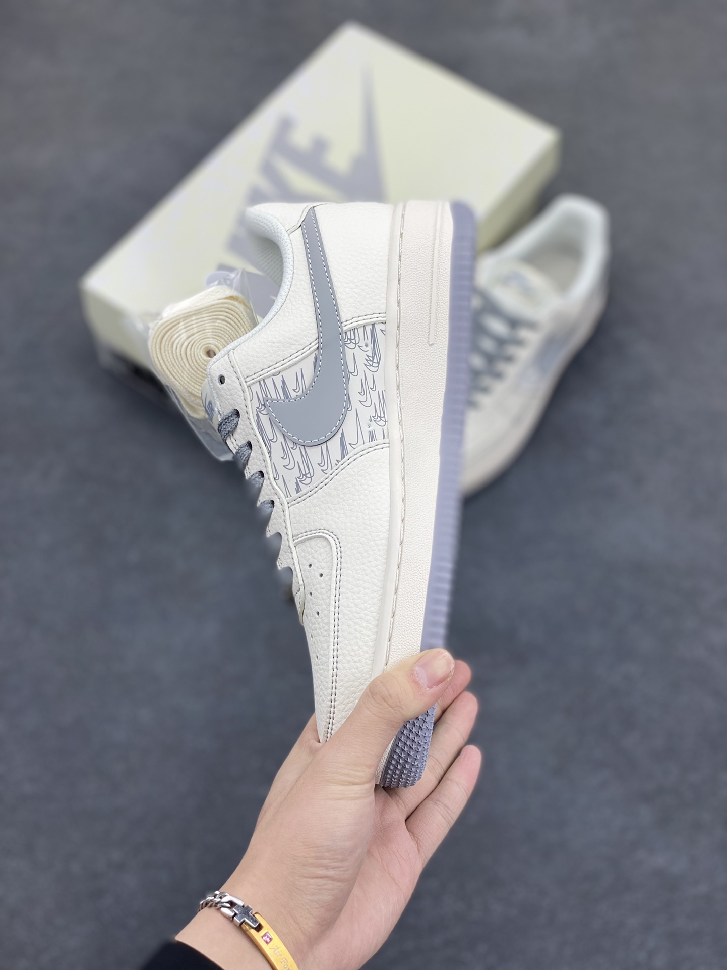 图片[3]-NIke Air Force 1 \’07 Low “NIKE联名——米灰重影勾”空军一号 低帮 运动鞋 休闲鞋 折边针车 工艺难度大 原楦头原纸板 原装鞋盒 定制五金配件 内置全掌气垫 原厂鞋底 货号：HH7518-070 尺码：36 36.5 37.5 38 38.5 39 40 40.5 41 42 42.5 43 44 44.5 45-选品中心