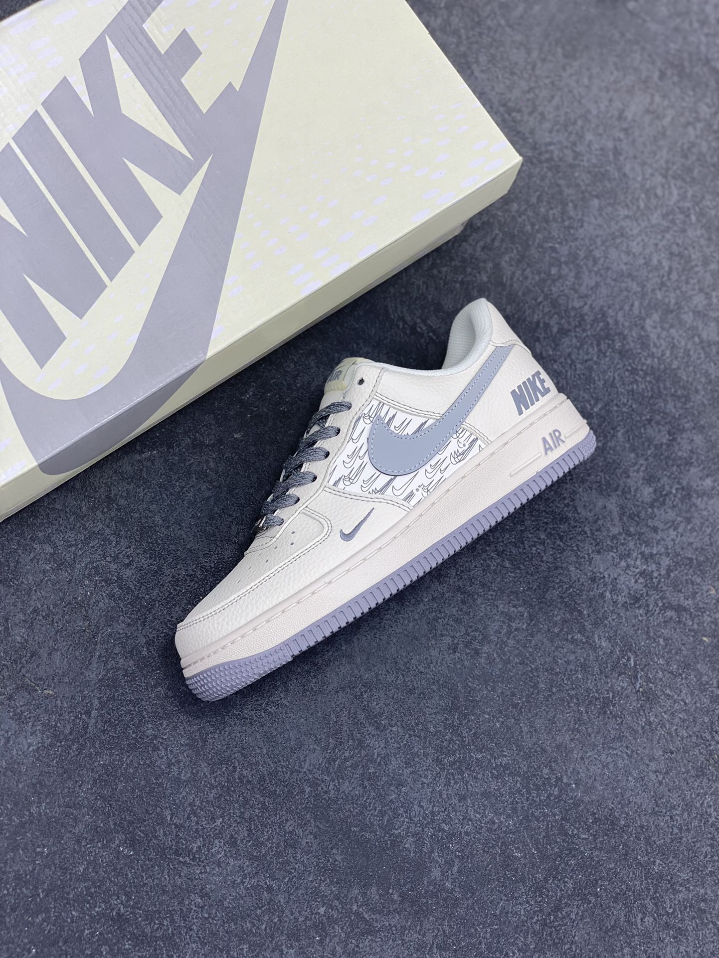 图片[7]-NIke Air Force 1 \’07 Low “NIKE联名——米灰重影勾”空军一号 低帮 运动鞋 休闲鞋 折边针车 工艺难度大 原楦头原纸板 原装鞋盒 定制五金配件 内置全掌气垫 原厂鞋底 货号：HH7518-070 尺码：36 36.5 37.5 38 38.5 39 40 40.5 41 42 42.5 43 44 44.5 45-选品中心