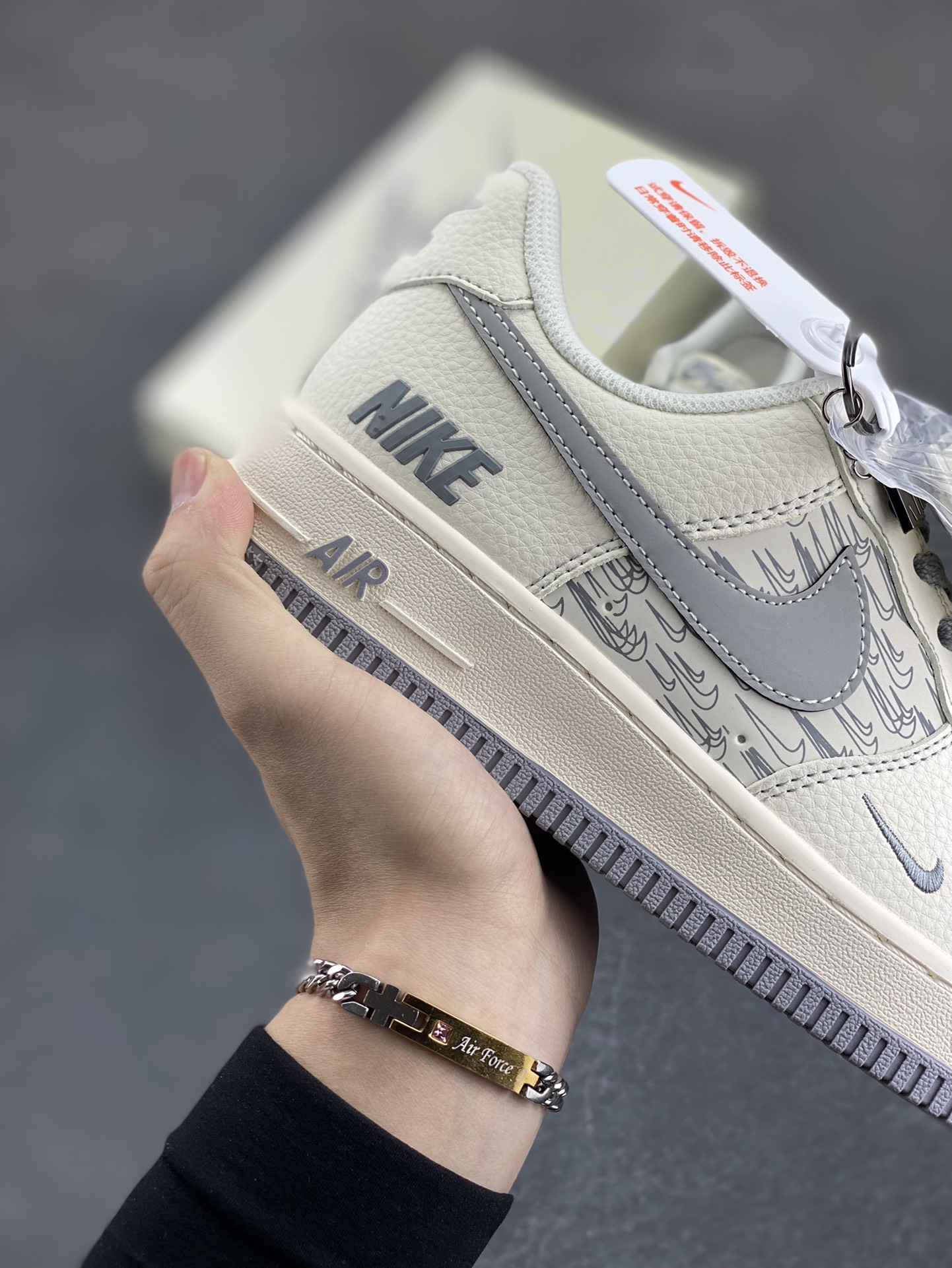 图片[6]-NIke Air Force 1 \’07 Low “NIKE联名——米灰重影勾”空军一号 低帮 运动鞋 休闲鞋 折边针车 工艺难度大 原楦头原纸板 原装鞋盒 定制五金配件 内置全掌气垫 原厂鞋底 货号：HH7518-070 尺码：36 36.5 37.5 38 38.5 39 40 40.5 41 42 42.5 43 44 44.5 45-选品中心