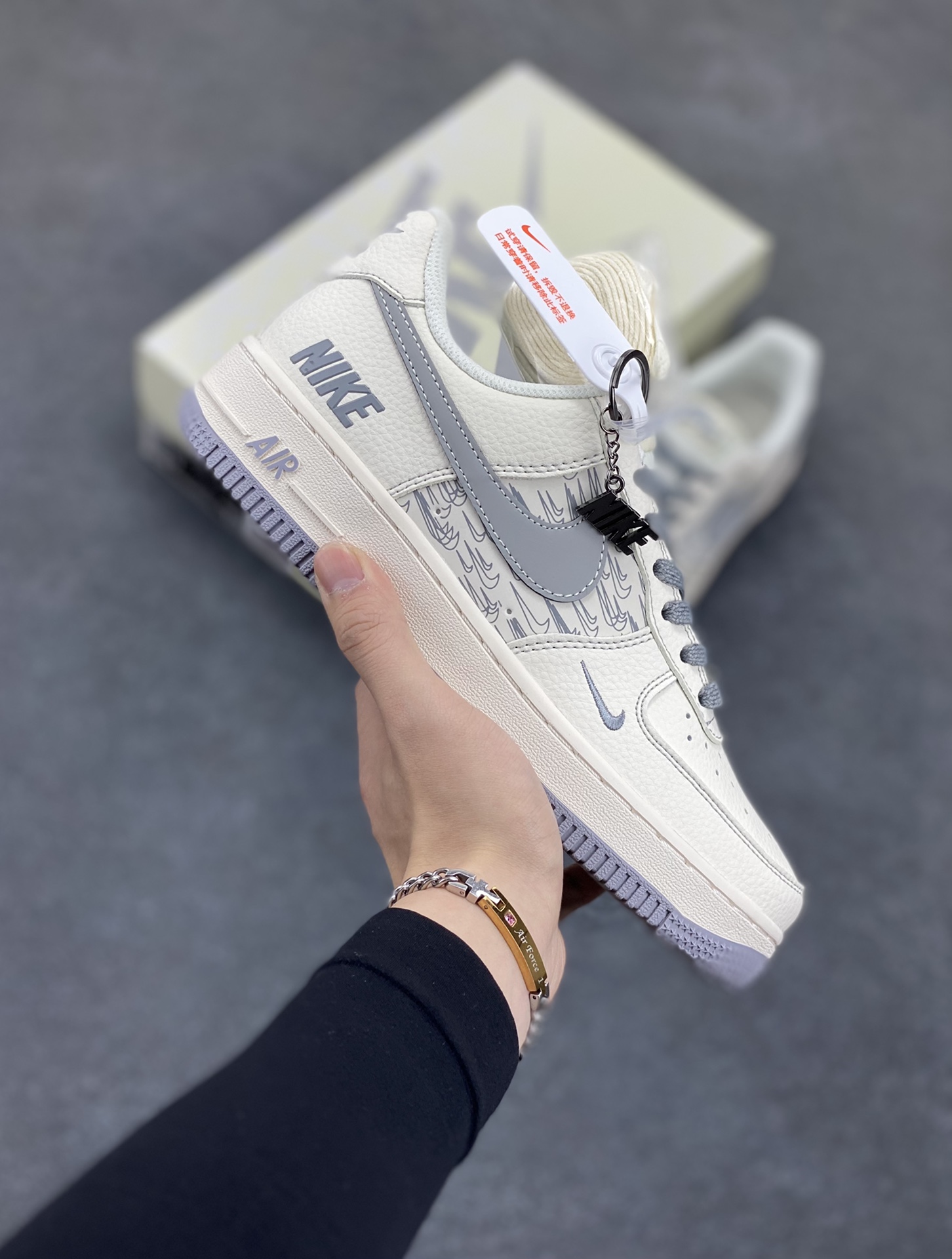 NIke Air Force 1 \’07 Low “NIKE联名——米灰重影勾”空军一号 低帮 运动鞋 休闲鞋 折边针车 工艺难度大 原楦头原纸板 原装鞋盒 定制五金配件 内置全掌气垫 原厂鞋底 货号:HH7518-070 尺码:36 36.5 37.5 38 38.5 39 40 40.5 41 42 42.5 43 44 44.5 45-选品中心