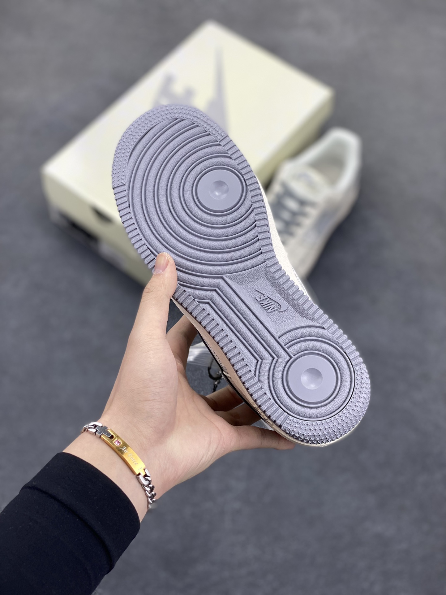 图片[5]-NIke Air Force 1 \’07 Low “NIKE联名——米灰重影勾”空军一号 低帮 运动鞋 休闲鞋 折边针车 工艺难度大 原楦头原纸板 原装鞋盒 定制五金配件 内置全掌气垫 原厂鞋底 货号：HH7518-070 尺码：36 36.5 37.5 38 38.5 39 40 40.5 41 42 42.5 43 44 44.5 45-选品中心