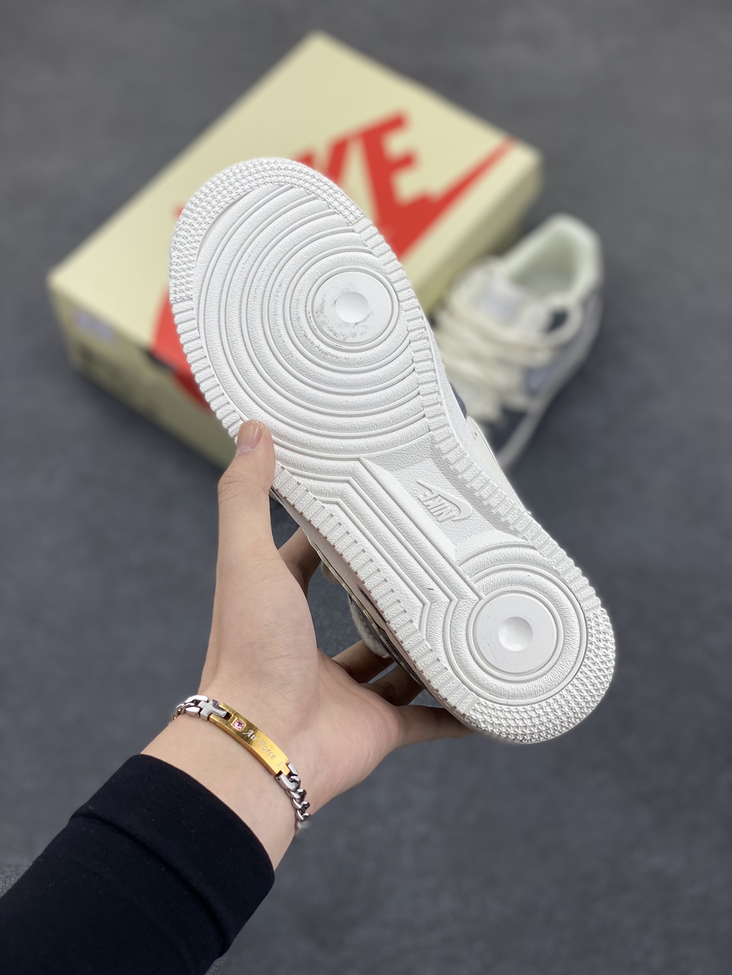 图片[5]-高端定制Nike Air Force 1 \’07 Low 暴力熊联名–白黑印花 双色底 高端定制 低帮休闲板鞋 定制鞋盒 大厂纯原品质出货 超高清洁度 皮料切割干净无任何毛边 细节完美 货号：SL-886822 尺码：36 36.5 37.5 38 38.5 39 40 40.5 41 42 42.5 43 44 44.5-选品中心