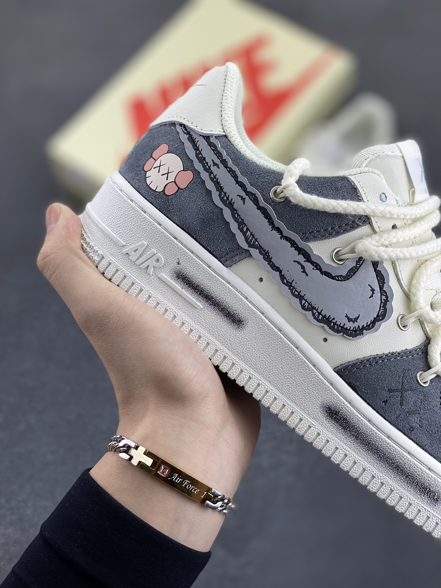 图片[6]-高端定制Nike Air Force 1 \’07 Low 暴力熊联名–白黑印花 双色底 高端定制 低帮休闲板鞋 定制鞋盒 大厂纯原品质出货 超高清洁度 皮料切割干净无任何毛边 细节完美 货号：SL-886822 尺码：36 36.5 37.5 38 38.5 39 40 40.5 41 42 42.5 43 44 44.5-选品中心