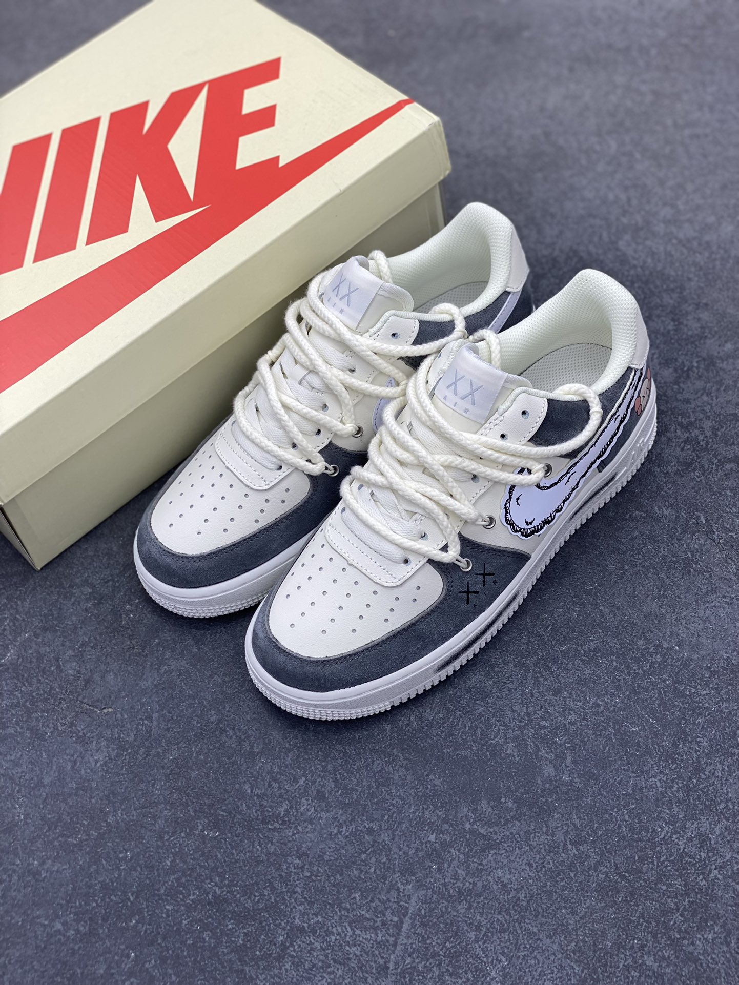 图片[8]-高端定制Nike Air Force 1 \’07 Low 暴力熊联名–白黑印花 双色底 高端定制 低帮休闲板鞋 定制鞋盒 大厂纯原品质出货 超高清洁度 皮料切割干净无任何毛边 细节完美 货号：SL-886822 尺码：36 36.5 37.5 38 38.5 39 40 40.5 41 42 42.5 43 44 44.5-选品中心