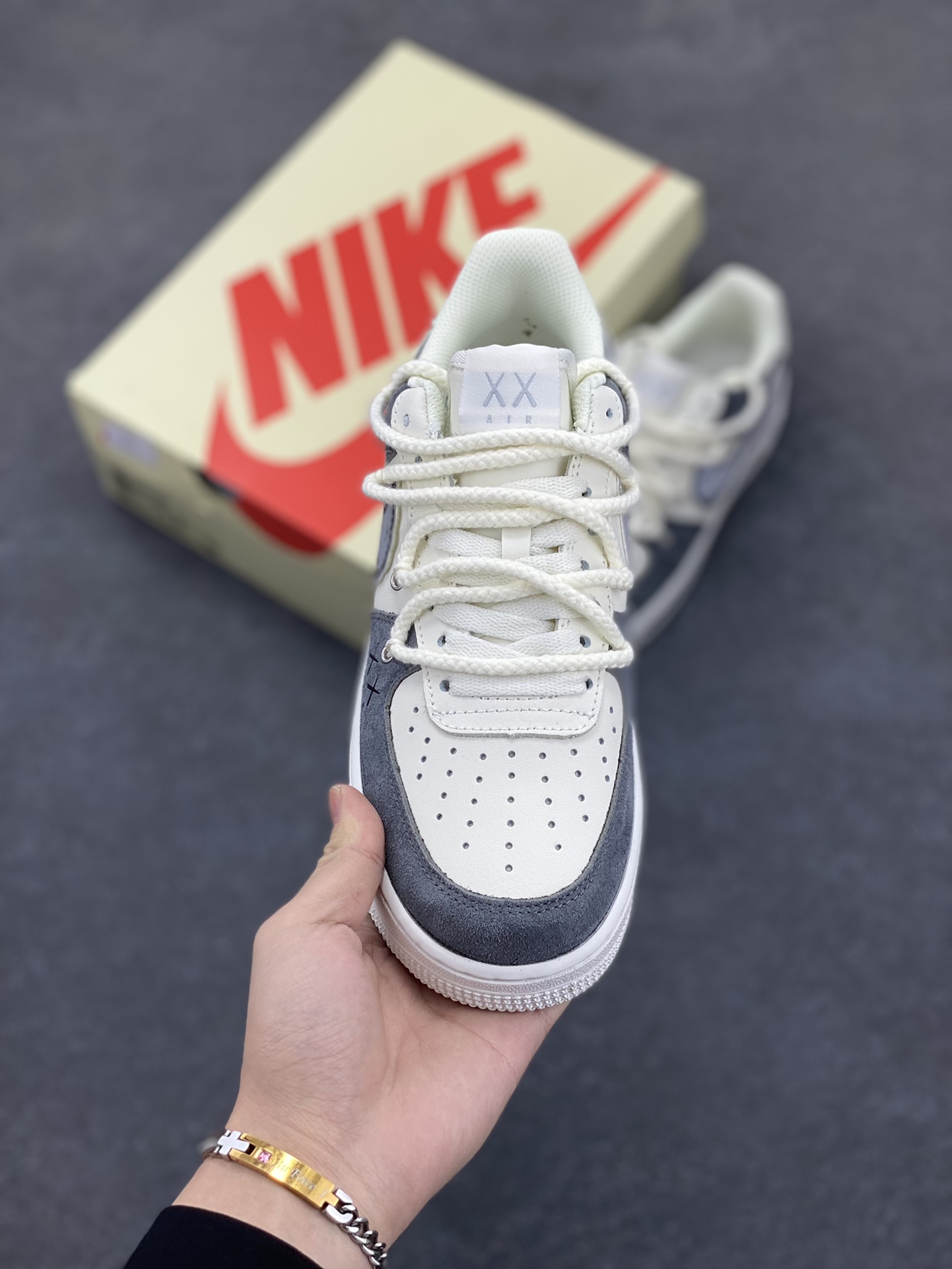 图片[2]-高端定制Nike Air Force 1 \’07 Low 暴力熊联名–白黑印花 双色底 高端定制 低帮休闲板鞋 定制鞋盒 大厂纯原品质出货 超高清洁度 皮料切割干净无任何毛边 细节完美 货号：SL-886822 尺码：36 36.5 37.5 38 38.5 39 40 40.5 41 42 42.5 43 44 44.5-选品中心