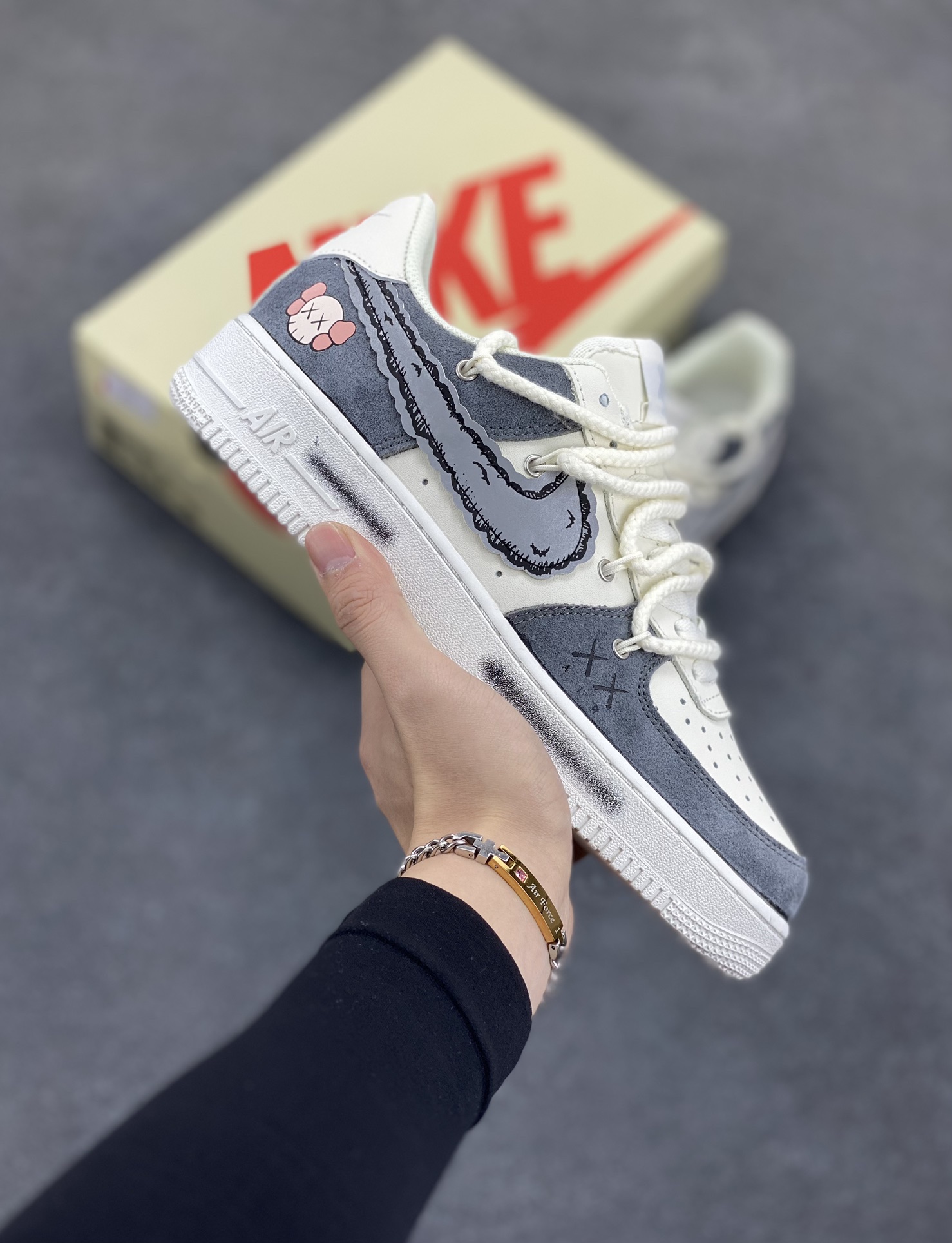 高端定制Nike Air Force 1 \'07 Low 暴力熊联名--白黑印花 双色底 高端定制 低帮休闲板鞋 定制鞋盒 大厂纯原品质出货 超高清洁度 皮料切割干净无任何毛边 细节完美 货号：SL-886822 尺码：36 36.5 37.5 38 38.5 39 40 40.5 41 42 42.5 43 44 44.5-选品中心