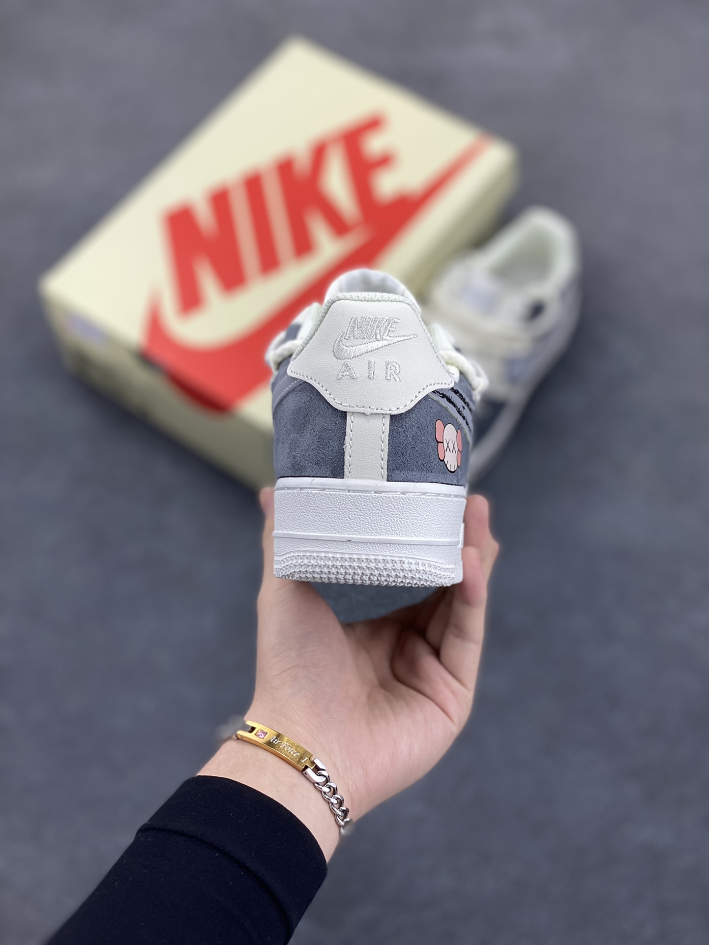 图片[4]-高端定制Nike Air Force 1 \’07 Low 暴力熊联名–白黑印花 双色底 高端定制 低帮休闲板鞋 定制鞋盒 大厂纯原品质出货 超高清洁度 皮料切割干净无任何毛边 细节完美 货号：SL-886822 尺码：36 36.5 37.5 38 38.5 39 40 40.5 41 42 42.5 43 44 44.5-选品中心