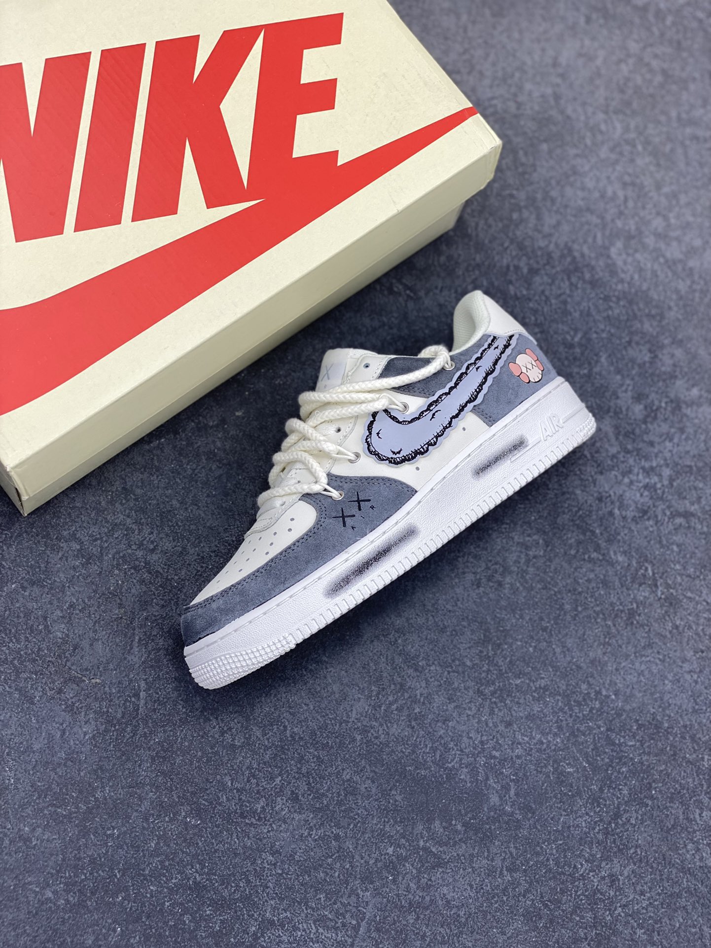 图片[7]-高端定制Nike Air Force 1 \’07 Low 暴力熊联名–白黑印花 双色底 高端定制 低帮休闲板鞋 定制鞋盒 大厂纯原品质出货 超高清洁度 皮料切割干净无任何毛边 细节完美 货号：SL-886822 尺码：36 36.5 37.5 38 38.5 39 40 40.5 41 42 42.5 43 44 44.5-选品中心