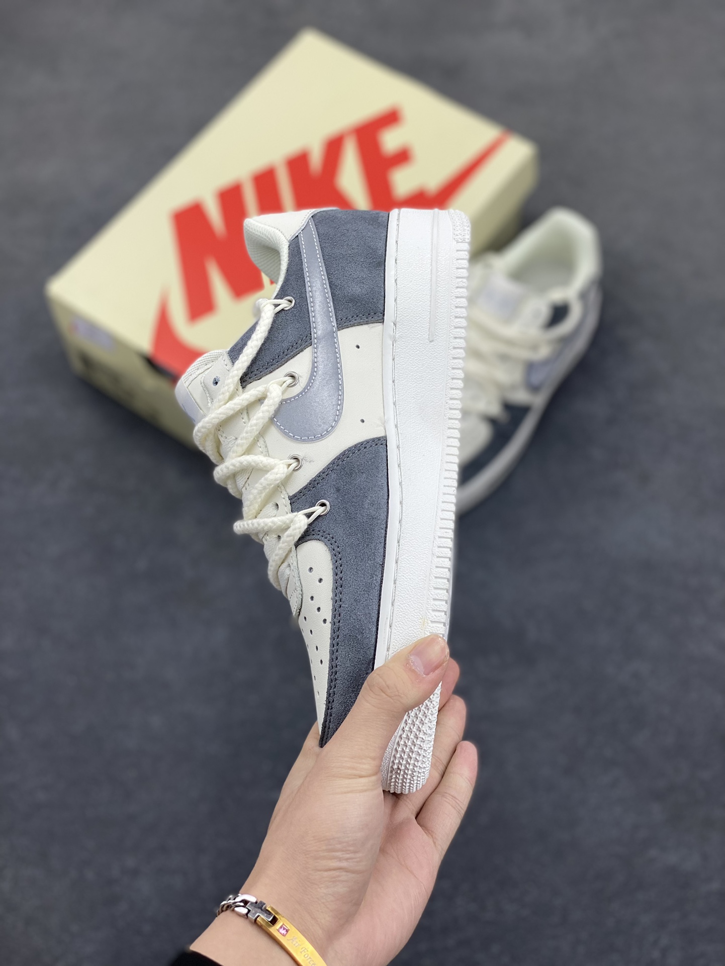 图片[3]-高端定制Nike Air Force 1 \’07 Low 暴力熊联名–白黑印花 双色底 高端定制 低帮休闲板鞋 定制鞋盒 大厂纯原品质出货 超高清洁度 皮料切割干净无任何毛边 细节完美 货号：SL-886822 尺码：36 36.5 37.5 38 38.5 39 40 40.5 41 42 42.5 43 44 44.5-选品中心