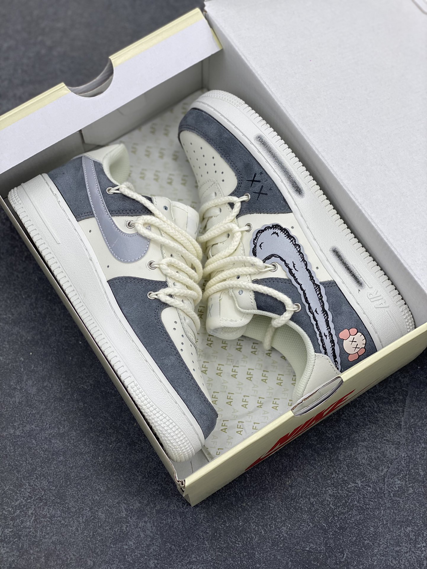 图片[9]-高端定制Nike Air Force 1 \’07 Low 暴力熊联名–白黑印花 双色底 高端定制 低帮休闲板鞋 定制鞋盒 大厂纯原品质出货 超高清洁度 皮料切割干净无任何毛边 细节完美 货号：SL-886822 尺码：36 36.5 37.5 38 38.5 39 40 40.5 41 42 42.5 43 44 44.5-选品中心