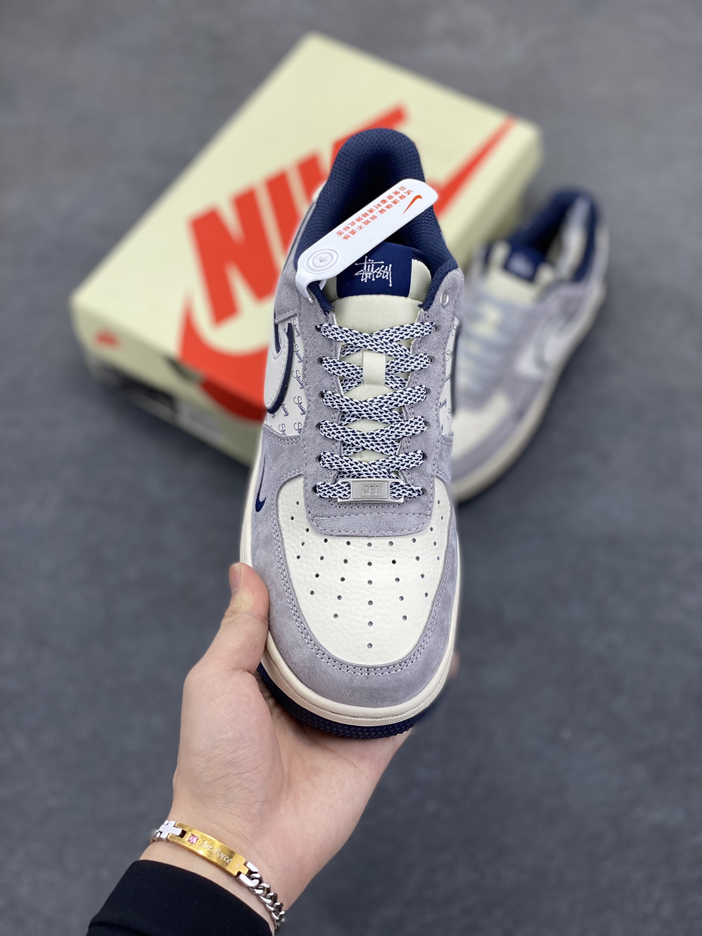 图片[2]-NIke Air Force 1 \’07 Low “斯图西联名–灰白英文蓝底”空军一号 低帮 运动鞋 休闲鞋 折边针车 工艺难度大 原楦头原纸板 原装鞋盒 定制五金配件 内置全掌气垫 原厂鞋底 货号：SJ6698-006 尺码：36 36.5 37.5 38 38.5 39 40 40.5 41 42 42.5 43 44 44.5 45-选品中心