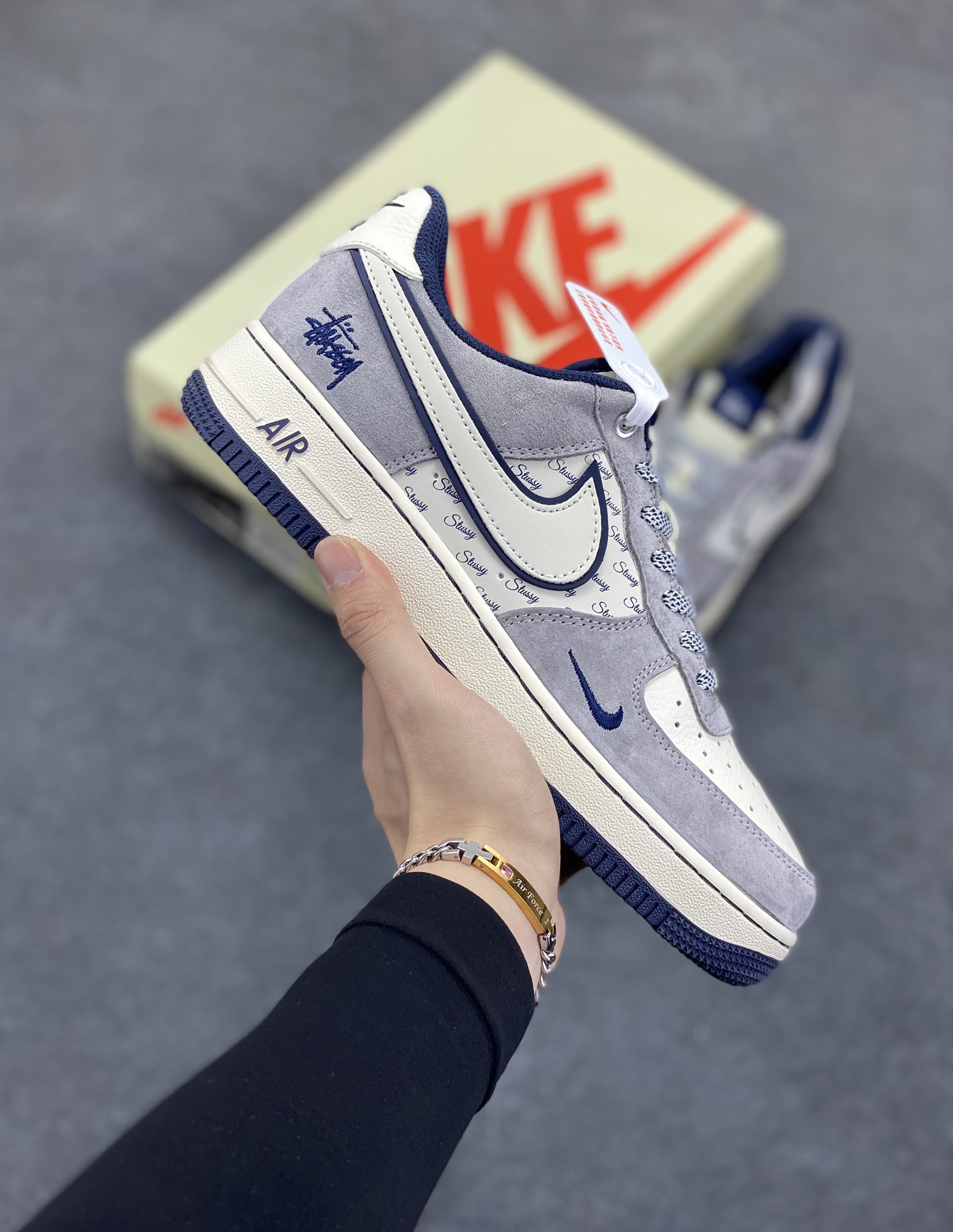 NIke Air Force 1 \’07 Low “斯图西联名–灰白英文蓝底”空军一号 低帮 运动鞋 休闲鞋 折边针车 工艺难度大 原楦头原纸板 原装鞋盒 定制五金配件 内置全掌气垫 原厂鞋底 货号:SJ6698-006 尺码:36 36.5 37.5 38 38.5 39 40 40.5 41 42 42.5 43 44 44.5 45-选品中心