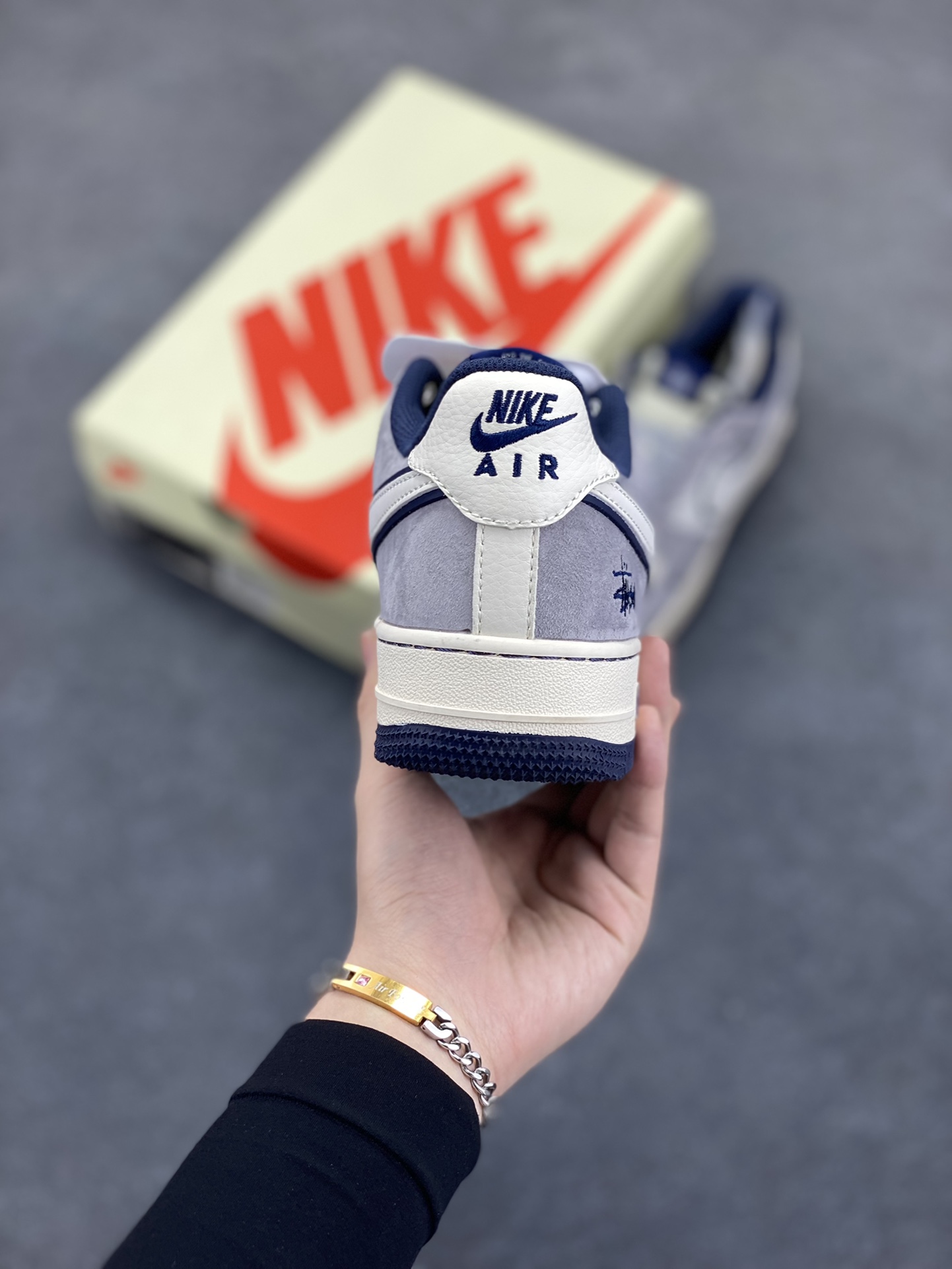 图片[4]-NIke Air Force 1 \’07 Low “斯图西联名–灰白英文蓝底”空军一号 低帮 运动鞋 休闲鞋 折边针车 工艺难度大 原楦头原纸板 原装鞋盒 定制五金配件 内置全掌气垫 原厂鞋底 货号：SJ6698-006 尺码：36 36.5 37.5 38 38.5 39 40 40.5 41 42 42.5 43 44 44.5 45-选品中心