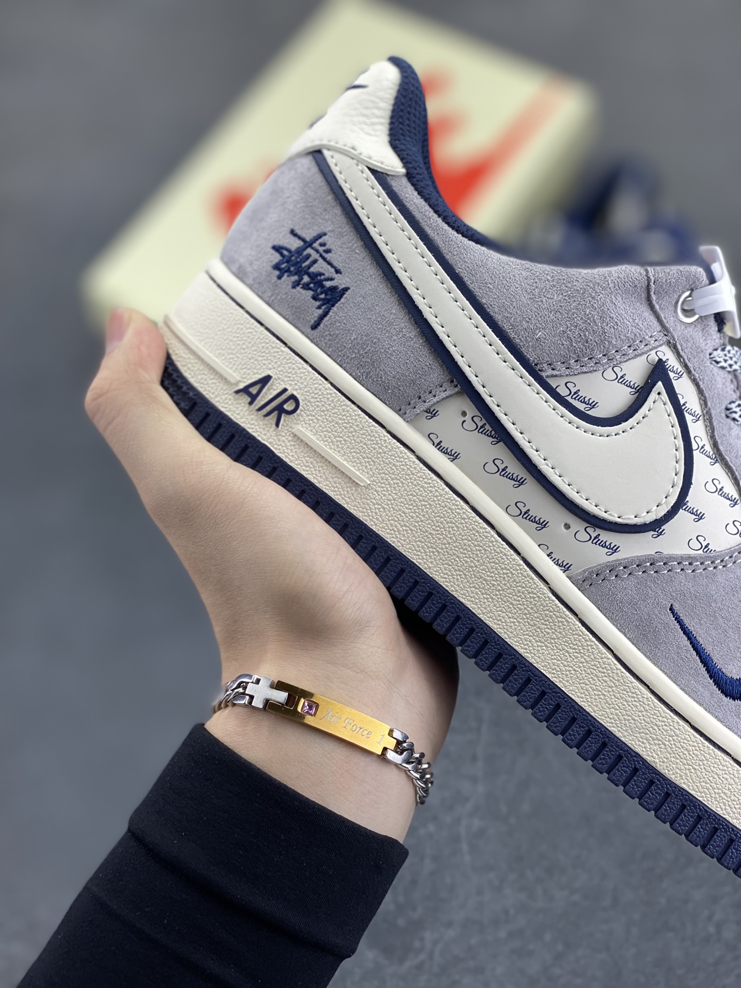 图片[6]-NIke Air Force 1 \’07 Low “斯图西联名–灰白英文蓝底”空军一号 低帮 运动鞋 休闲鞋 折边针车 工艺难度大 原楦头原纸板 原装鞋盒 定制五金配件 内置全掌气垫 原厂鞋底 货号：SJ6698-006 尺码：36 36.5 37.5 38 38.5 39 40 40.5 41 42 42.5 43 44 44.5 45-选品中心