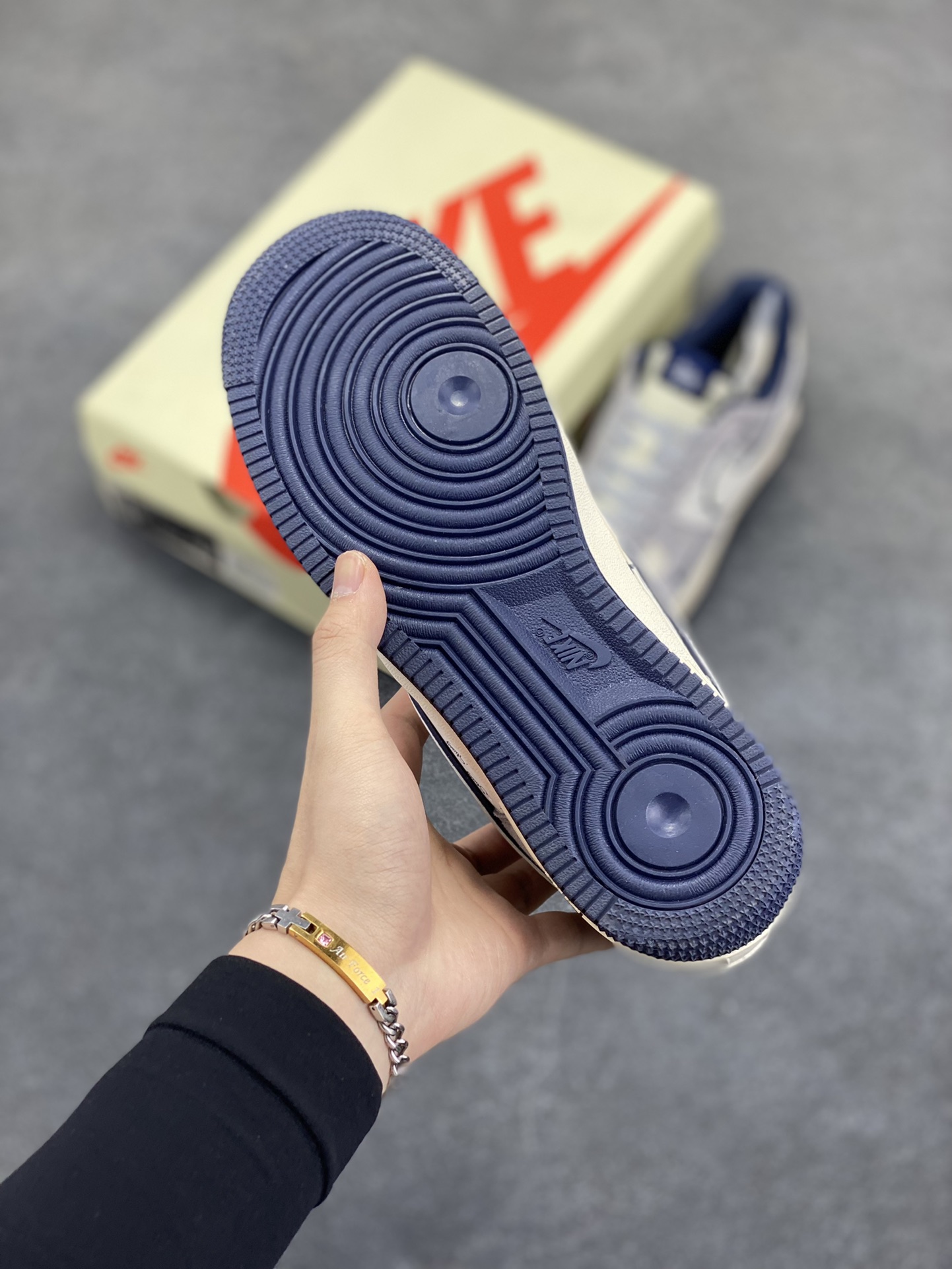 图片[5]-NIke Air Force 1 \’07 Low “斯图西联名–灰白英文蓝底”空军一号 低帮 运动鞋 休闲鞋 折边针车 工艺难度大 原楦头原纸板 原装鞋盒 定制五金配件 内置全掌气垫 原厂鞋底 货号：SJ6698-006 尺码：36 36.5 37.5 38 38.5 39 40 40.5 41 42 42.5 43 44 44.5 45-选品中心