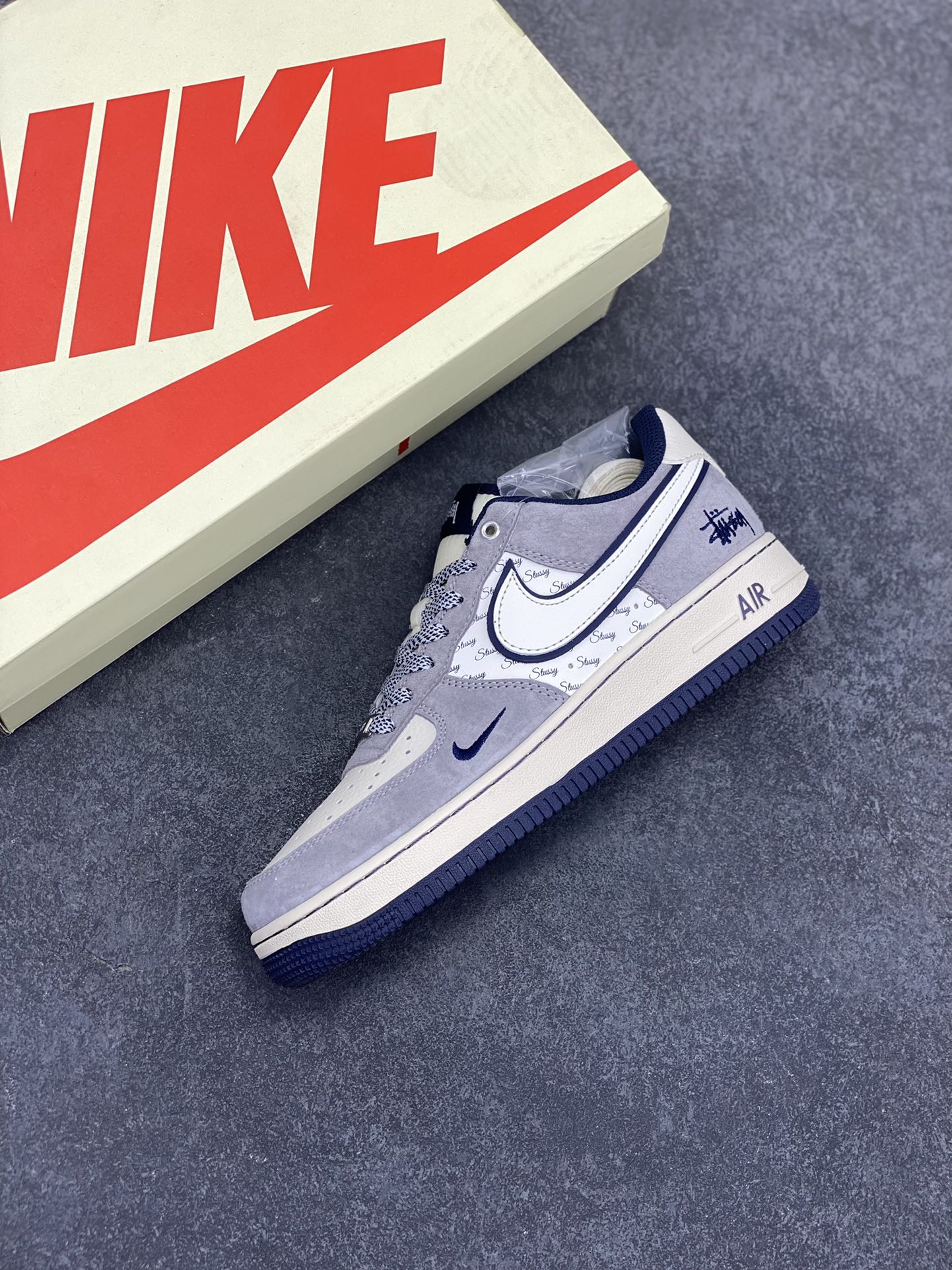 图片[7]-NIke Air Force 1 \’07 Low “斯图西联名–灰白英文蓝底”空军一号 低帮 运动鞋 休闲鞋 折边针车 工艺难度大 原楦头原纸板 原装鞋盒 定制五金配件 内置全掌气垫 原厂鞋底 货号：SJ6698-006 尺码：36 36.5 37.5 38 38.5 39 40 40.5 41 42 42.5 43 44 44.5 45-选品中心