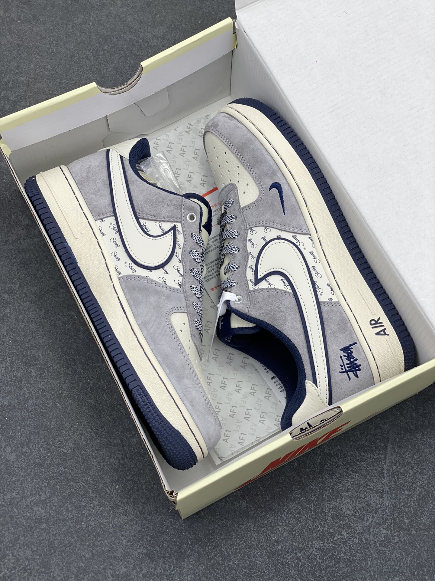 图片[9]-NIke Air Force 1 \’07 Low “斯图西联名–灰白英文蓝底”空军一号 低帮 运动鞋 休闲鞋 折边针车 工艺难度大 原楦头原纸板 原装鞋盒 定制五金配件 内置全掌气垫 原厂鞋底 货号：SJ6698-006 尺码：36 36.5 37.5 38 38.5 39 40 40.5 41 42 42.5 43 44 44.5 45-选品中心