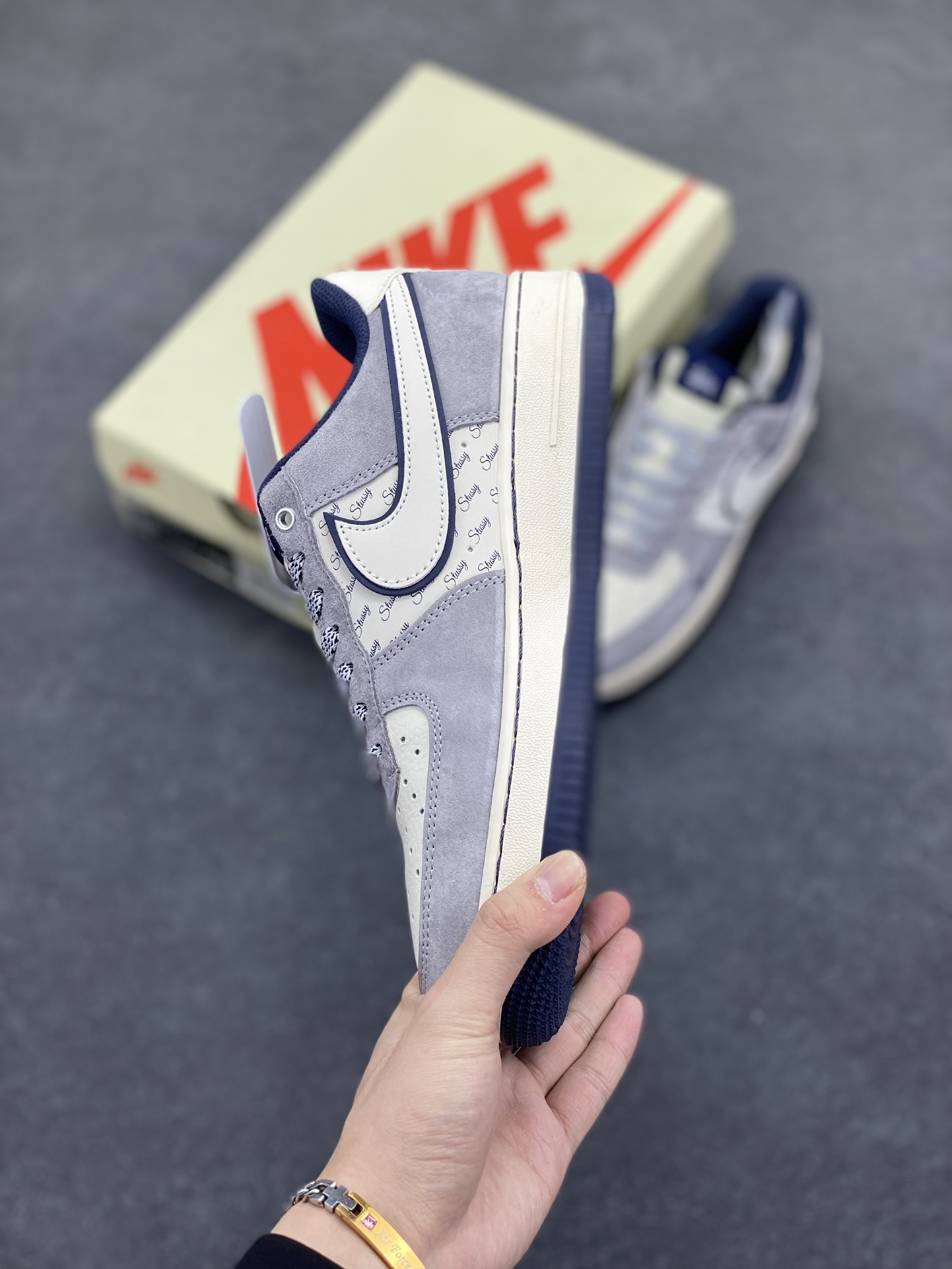 图片[3]-NIke Air Force 1 \’07 Low “斯图西联名–灰白英文蓝底”空军一号 低帮 运动鞋 休闲鞋 折边针车 工艺难度大 原楦头原纸板 原装鞋盒 定制五金配件 内置全掌气垫 原厂鞋底 货号：SJ6698-006 尺码：36 36.5 37.5 38 38.5 39 40 40.5 41 42 42.5 43 44 44.5 45-选品中心